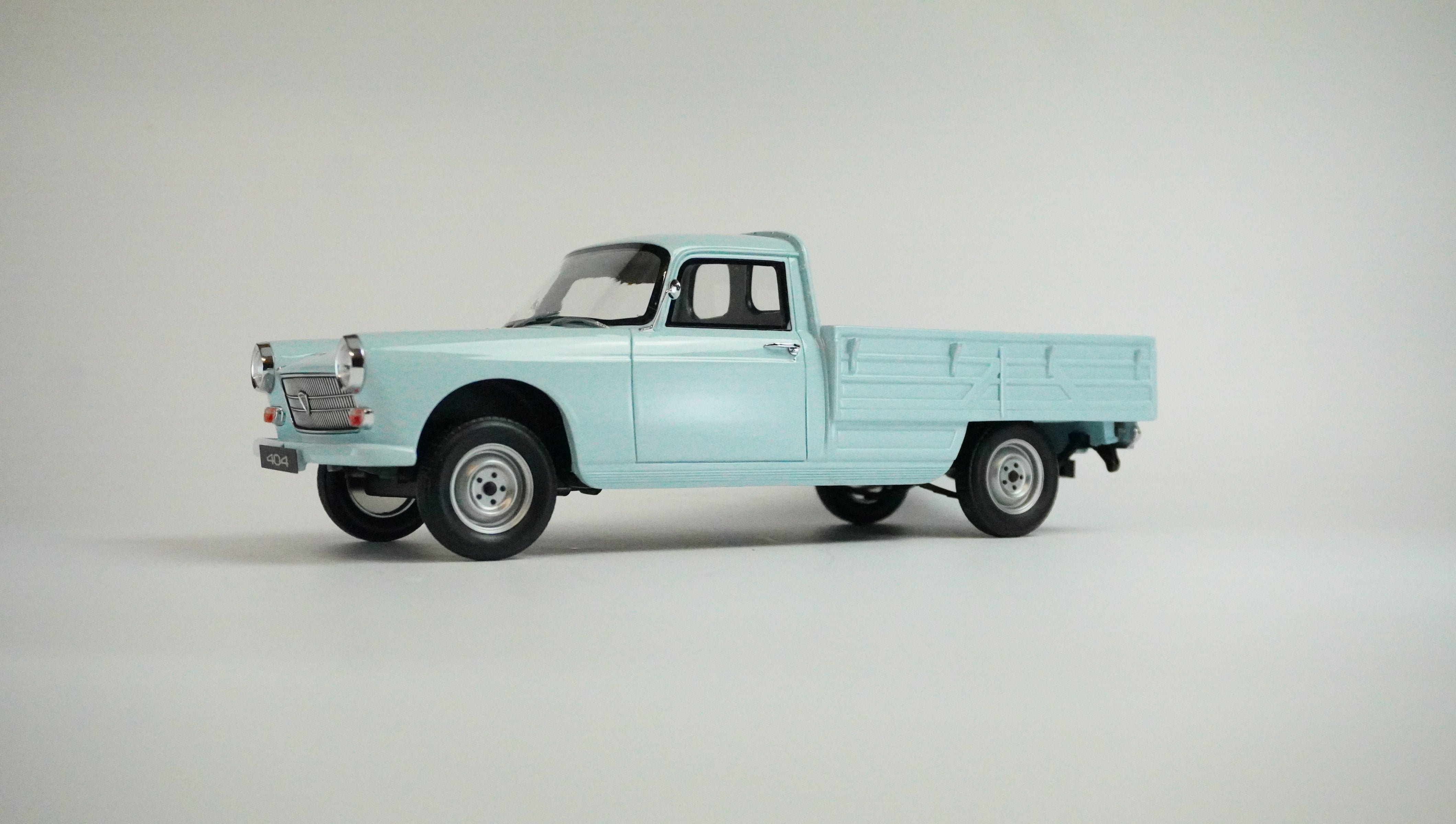 Peugeot 404 Pick-Up Limited 1967 1:18