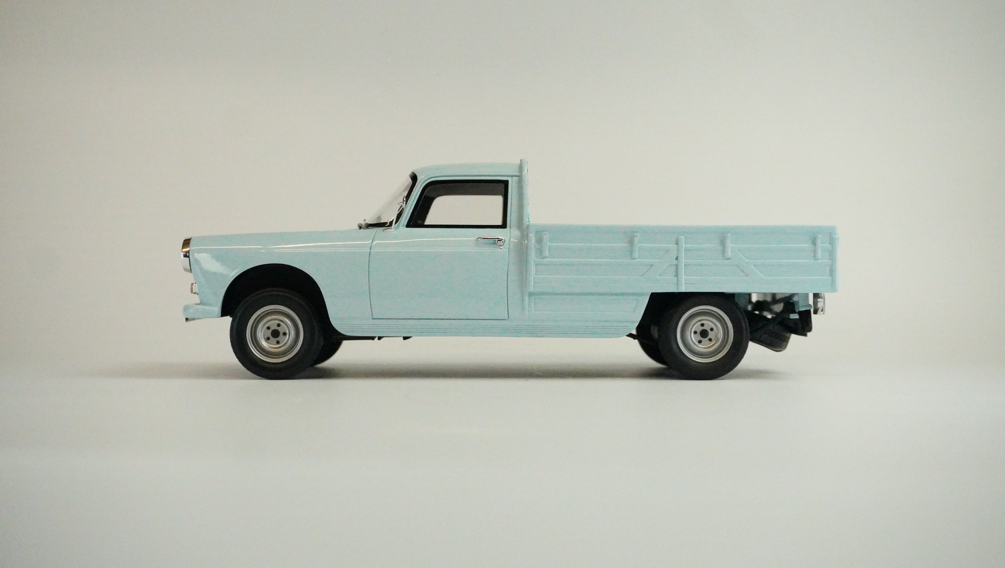 Peugeot 404 Pick-Up Limited 1967 1:18