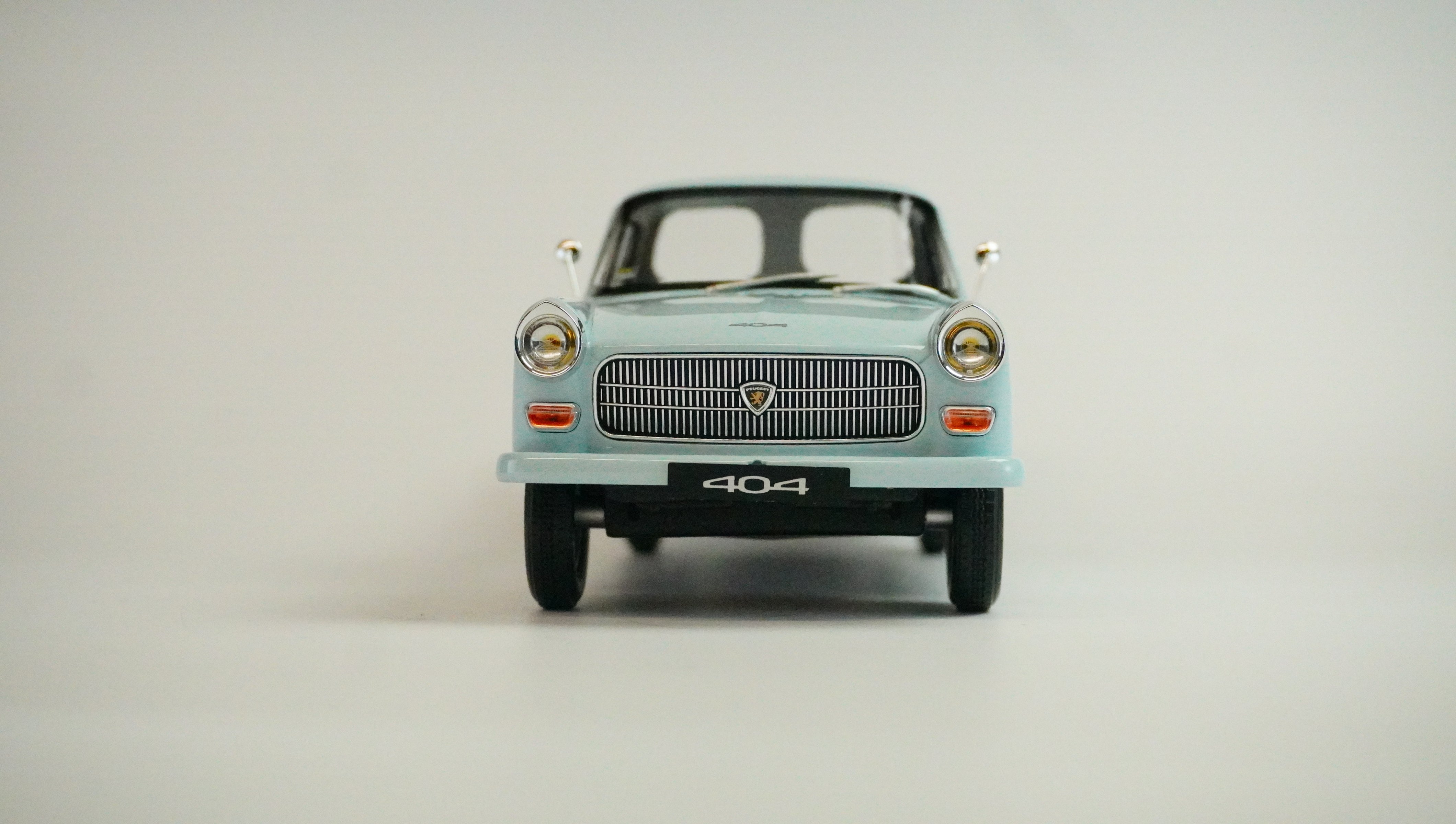 Peugeot 404 Pick-Up Limited 1967 1:18