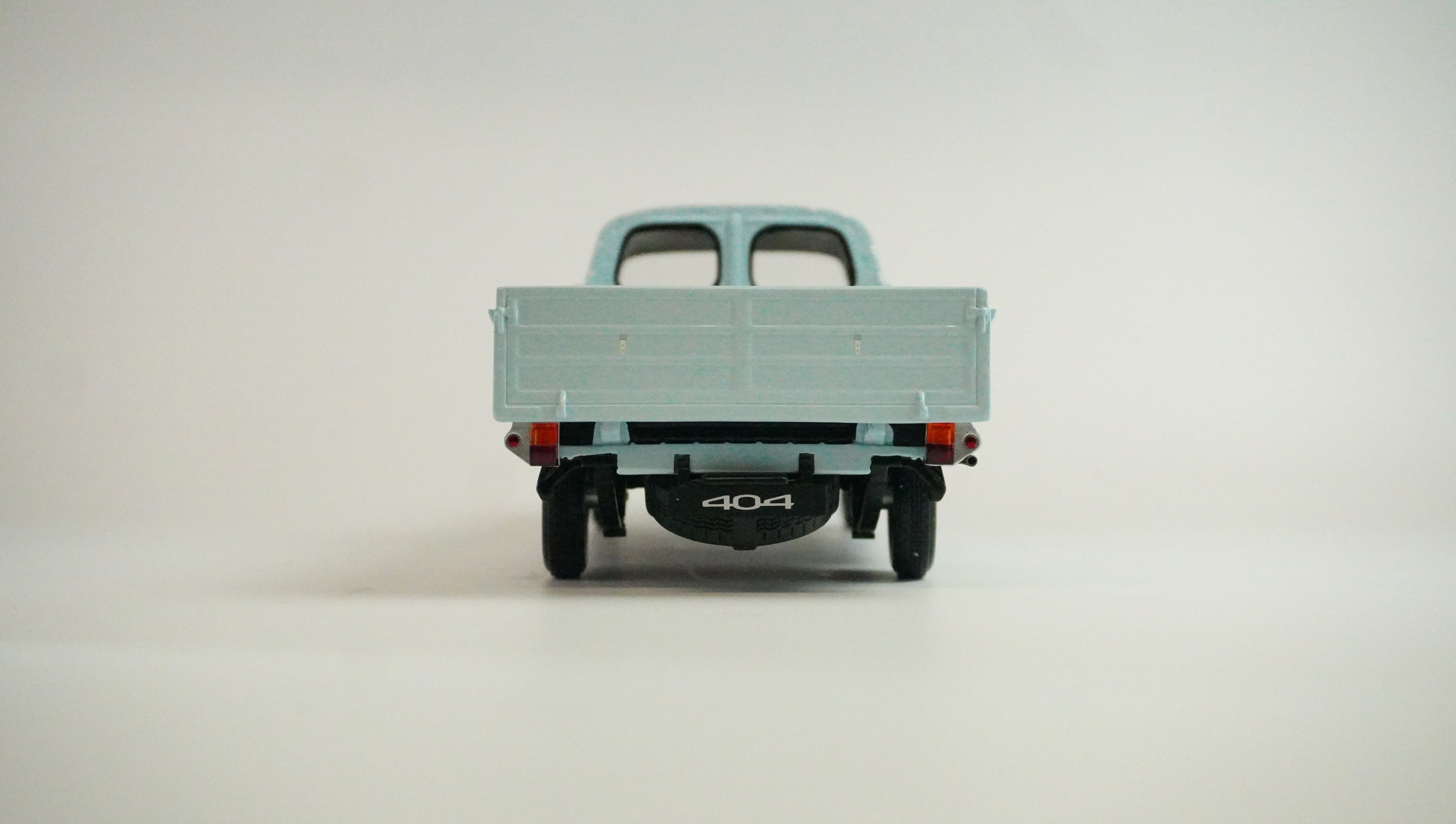 Peugeot 404 Pick-Up Limited 1967 1:18