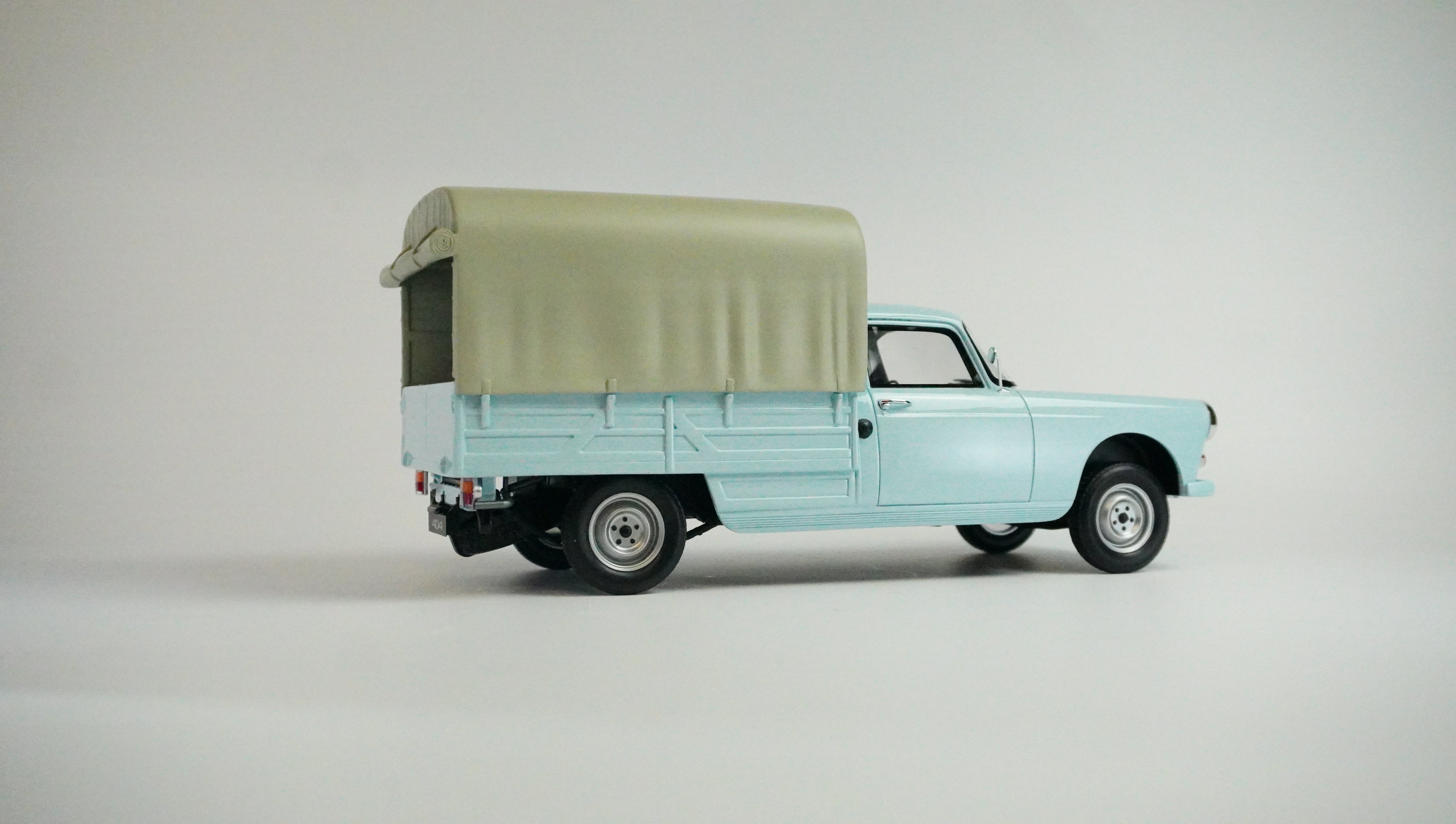 Peugeot 404 Pick-Up Limited 1967 1:18
