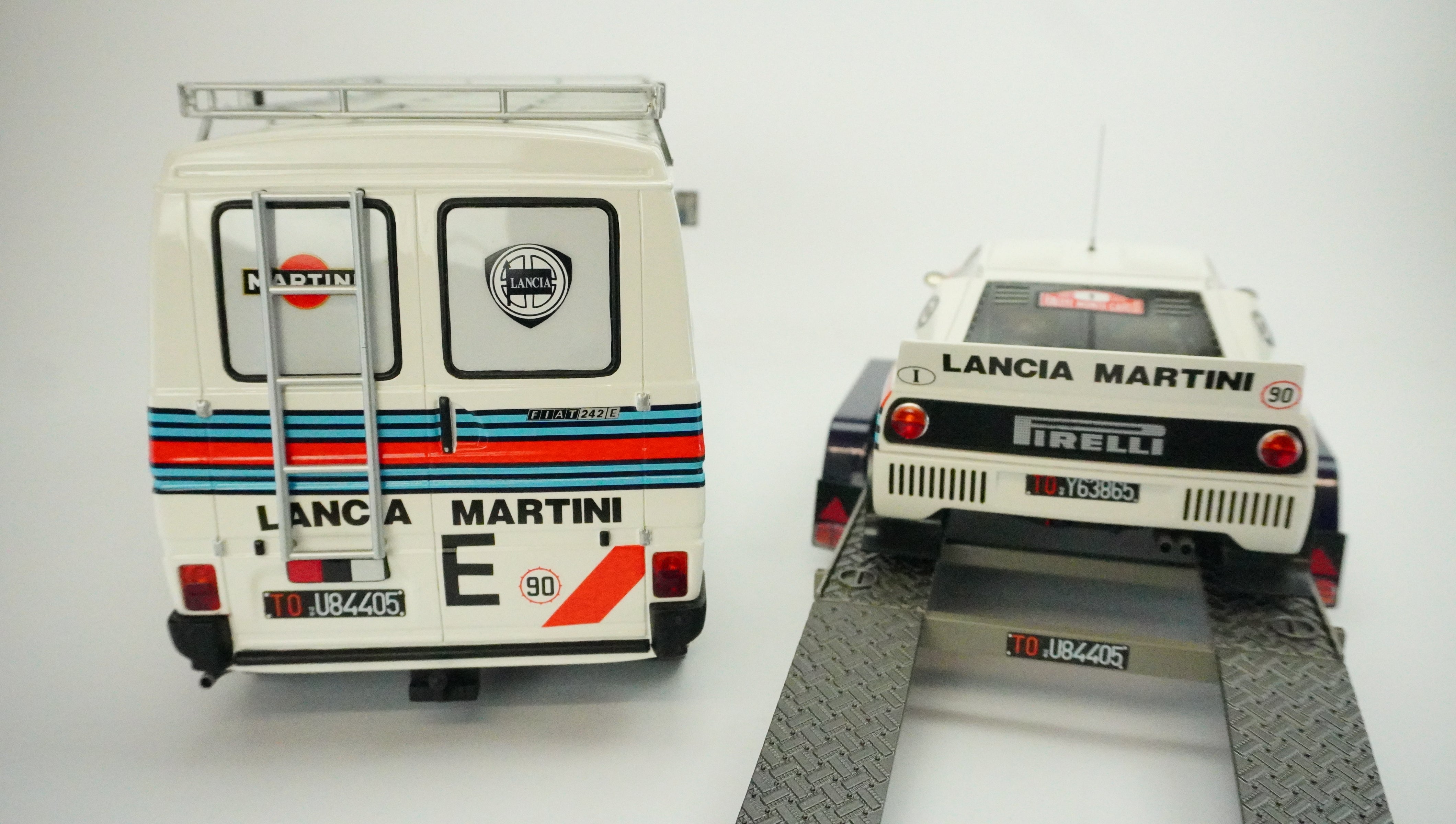 Fiat Rally Set 242 & Lancia 037 Martini with Trailer 1:18
