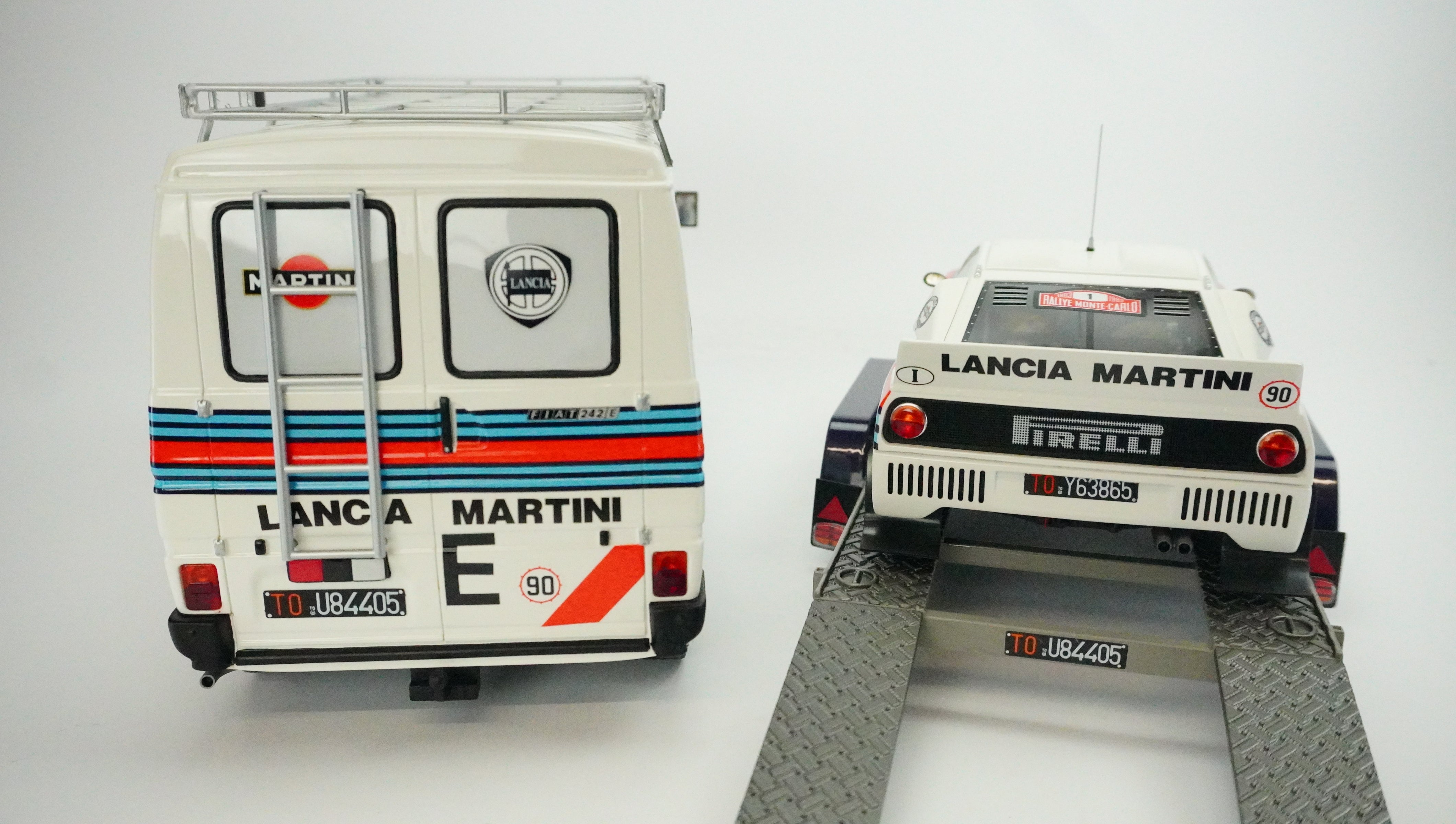 Fiat Rally Set 242 & Lancia 037 Martini with Trailer 1:18