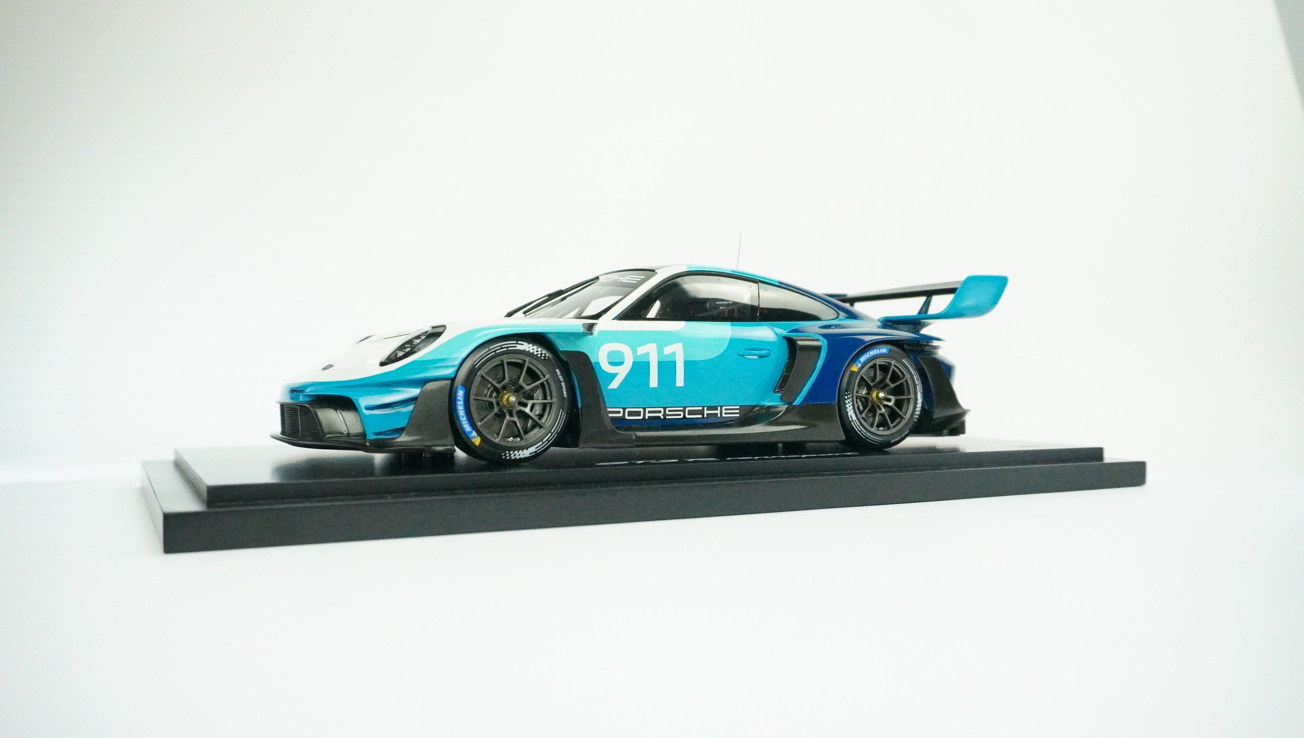 Porsche 911 (992) GT3 Limited (incl. Showcase) 1:18