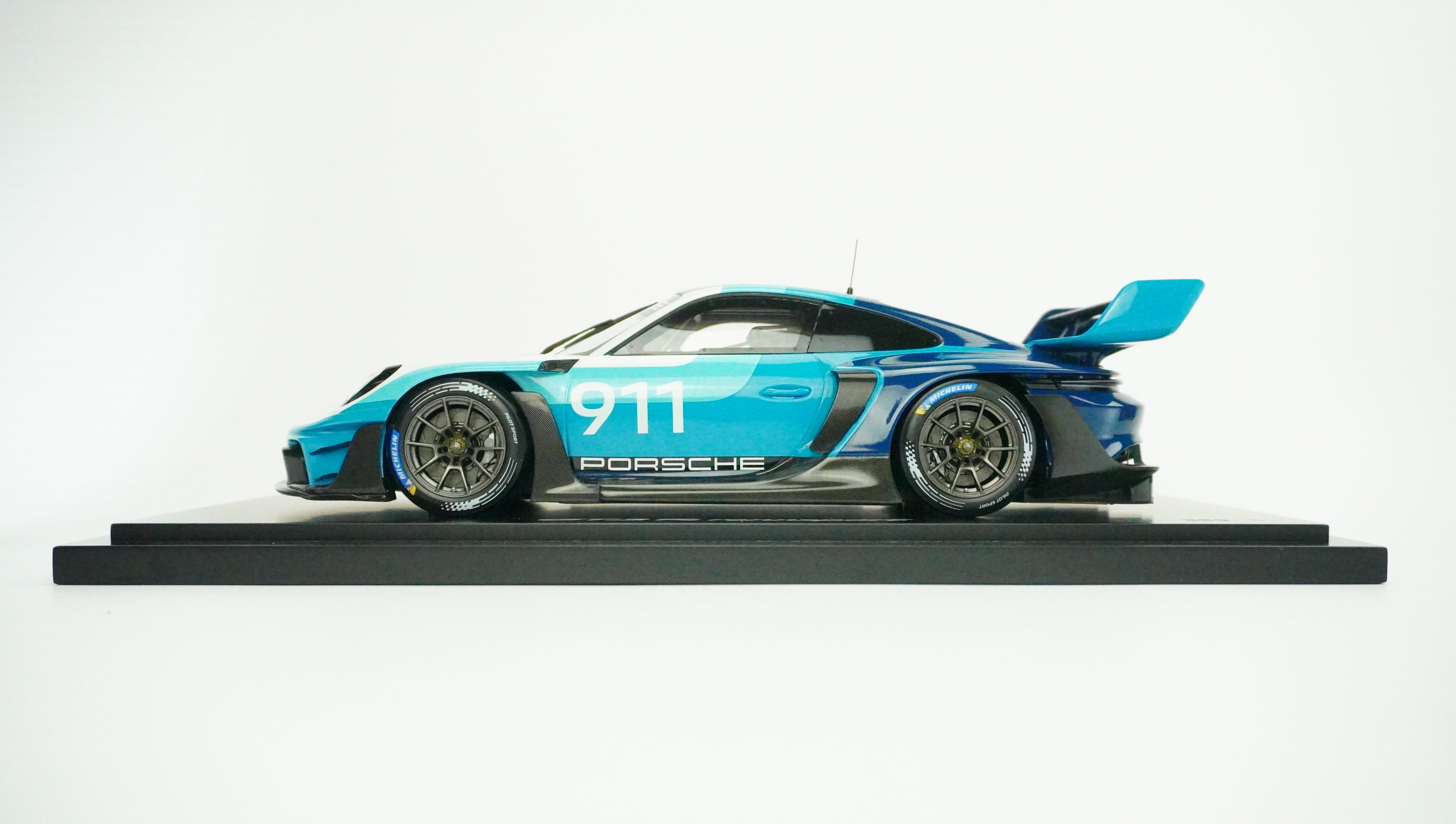 Porsche 911 (992) GT3 Limited (incl. Showcase) 1:18