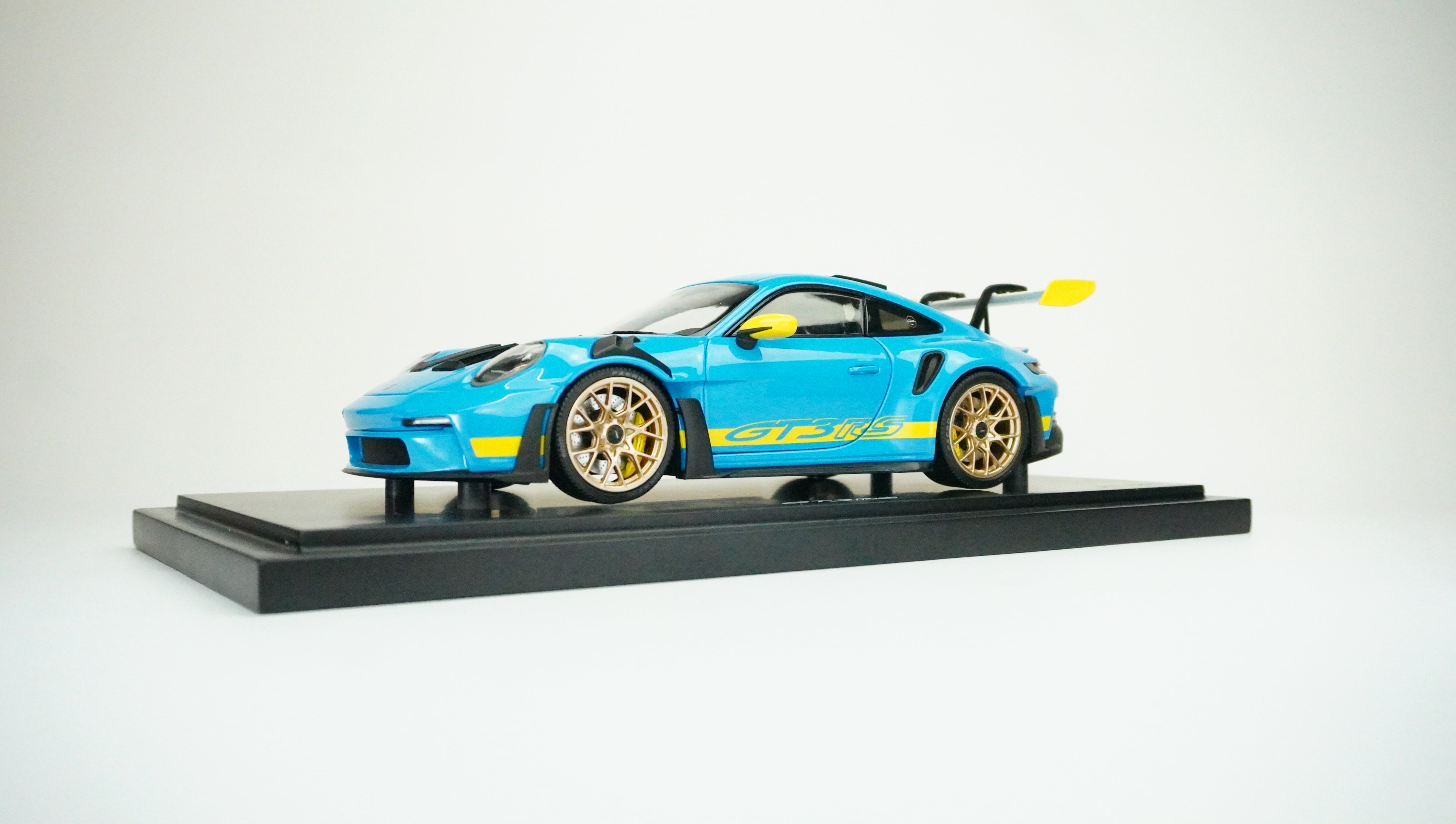 Porsche 911 (992) GT3 RS Tribute Limited (incl. Showcase) 1:18