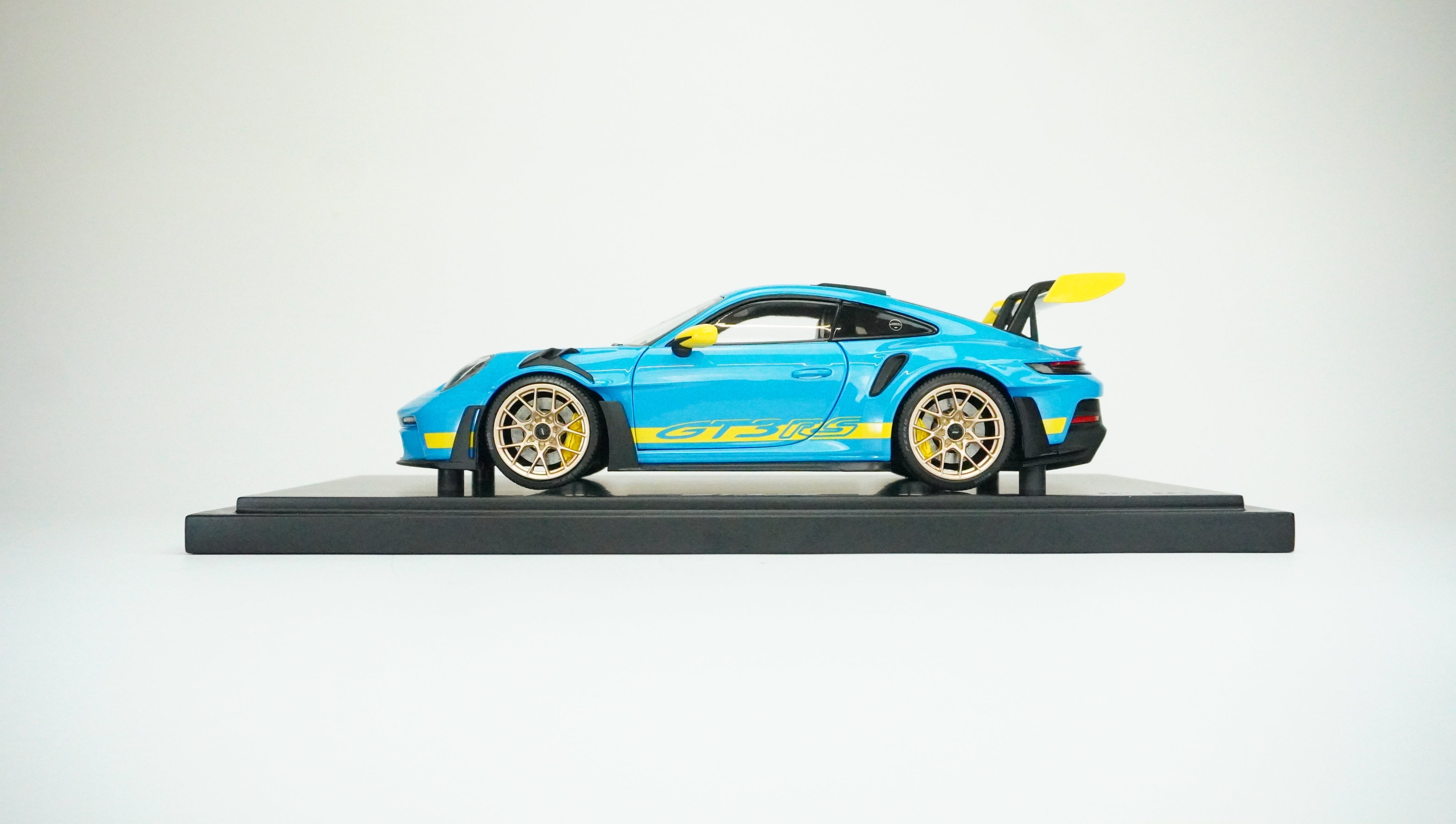 Porsche 911 (992) GT3 RS Tribute Limited (incl. Showcase) 1:18