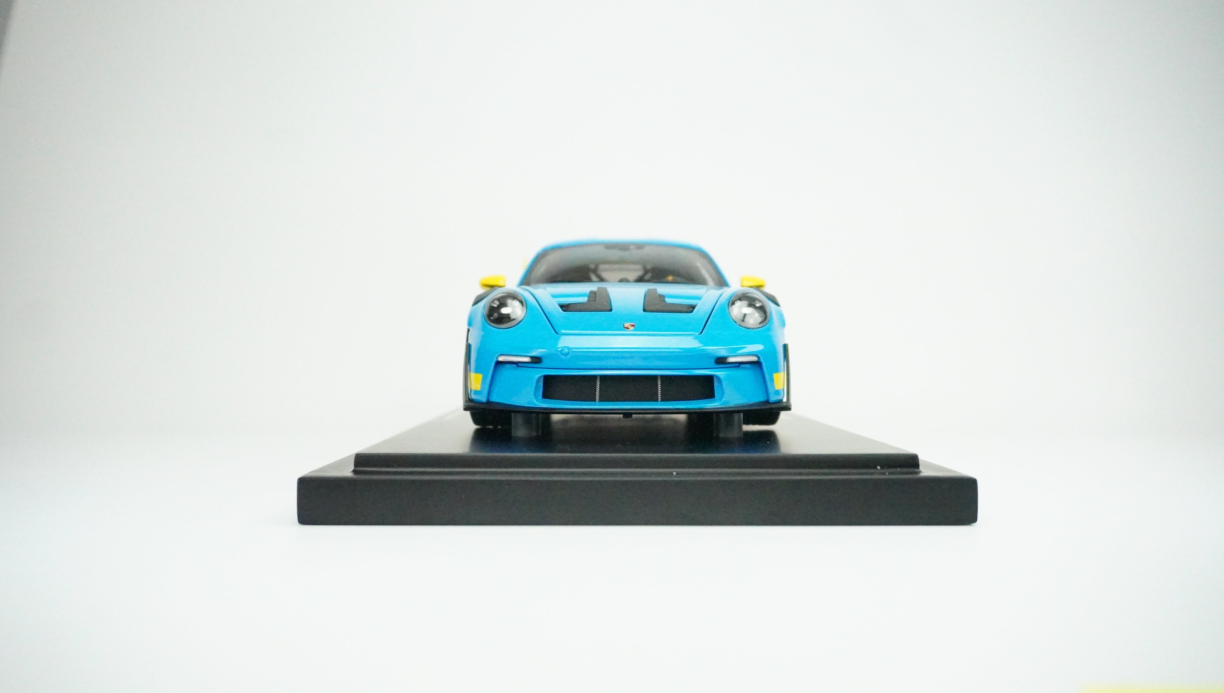 Porsche 911 (992) GT3 RS Tribute Limited (incl. Showcase) 1:18