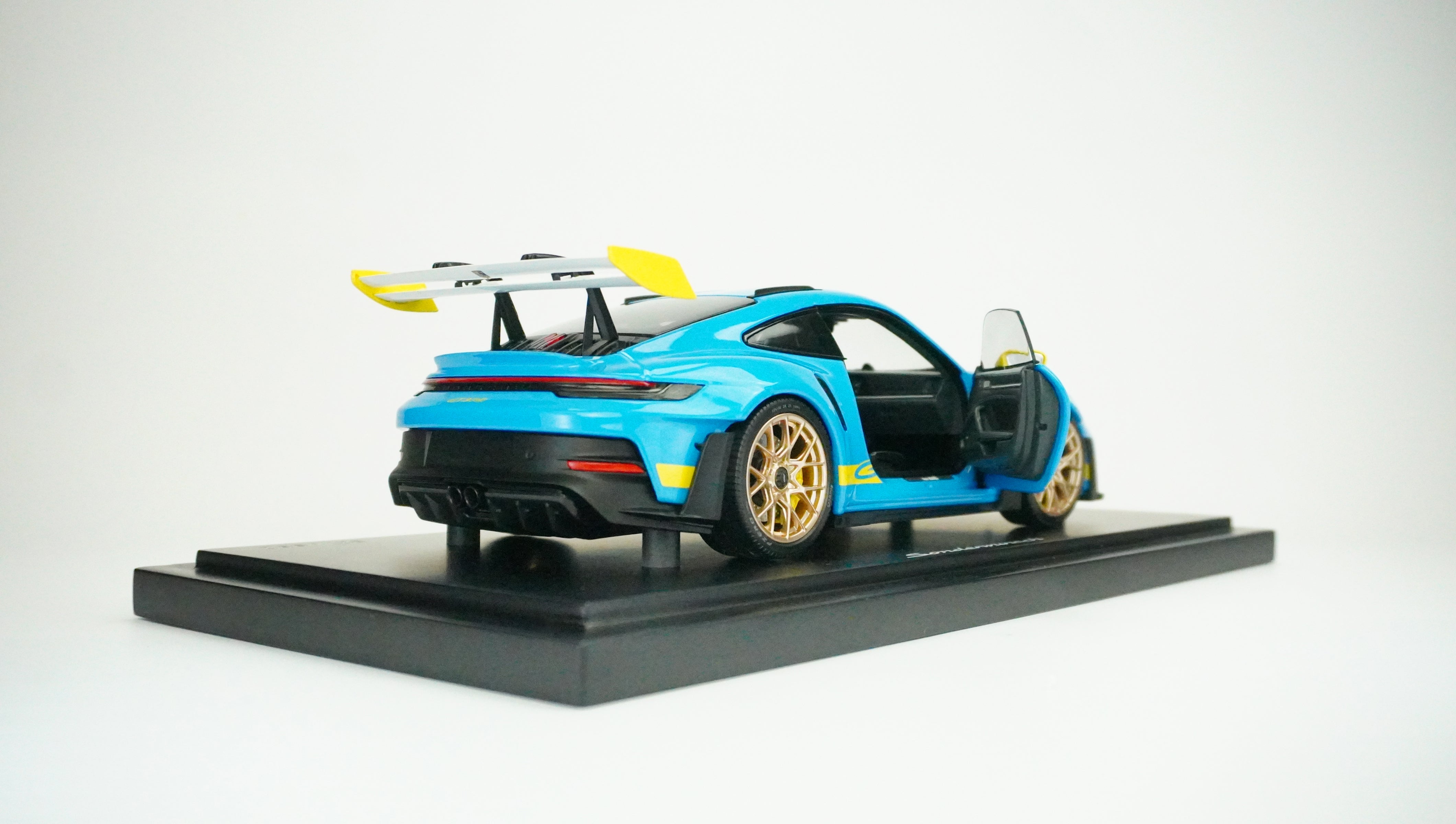 Porsche 911 (992) GT3 RS Tribute Limited (incl. Showcase) 1:18
