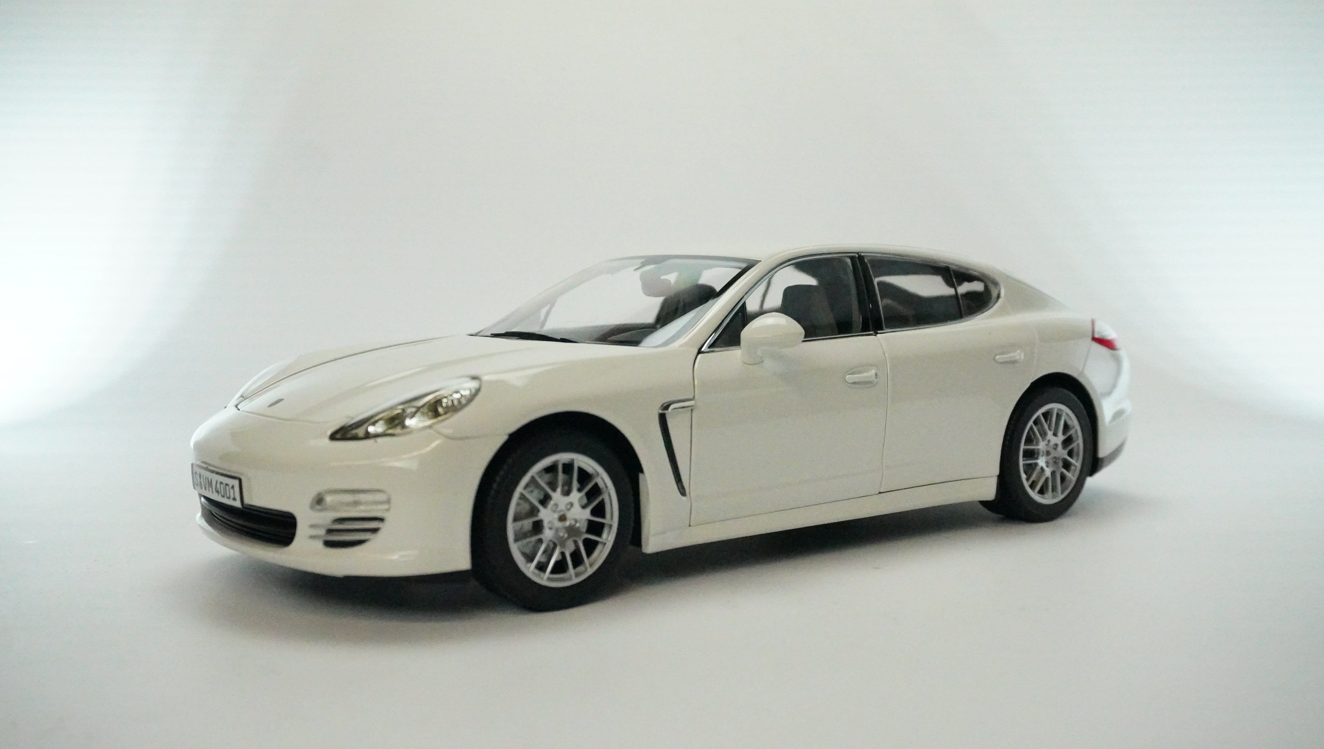 Porsche Pantera 4S 1:18
