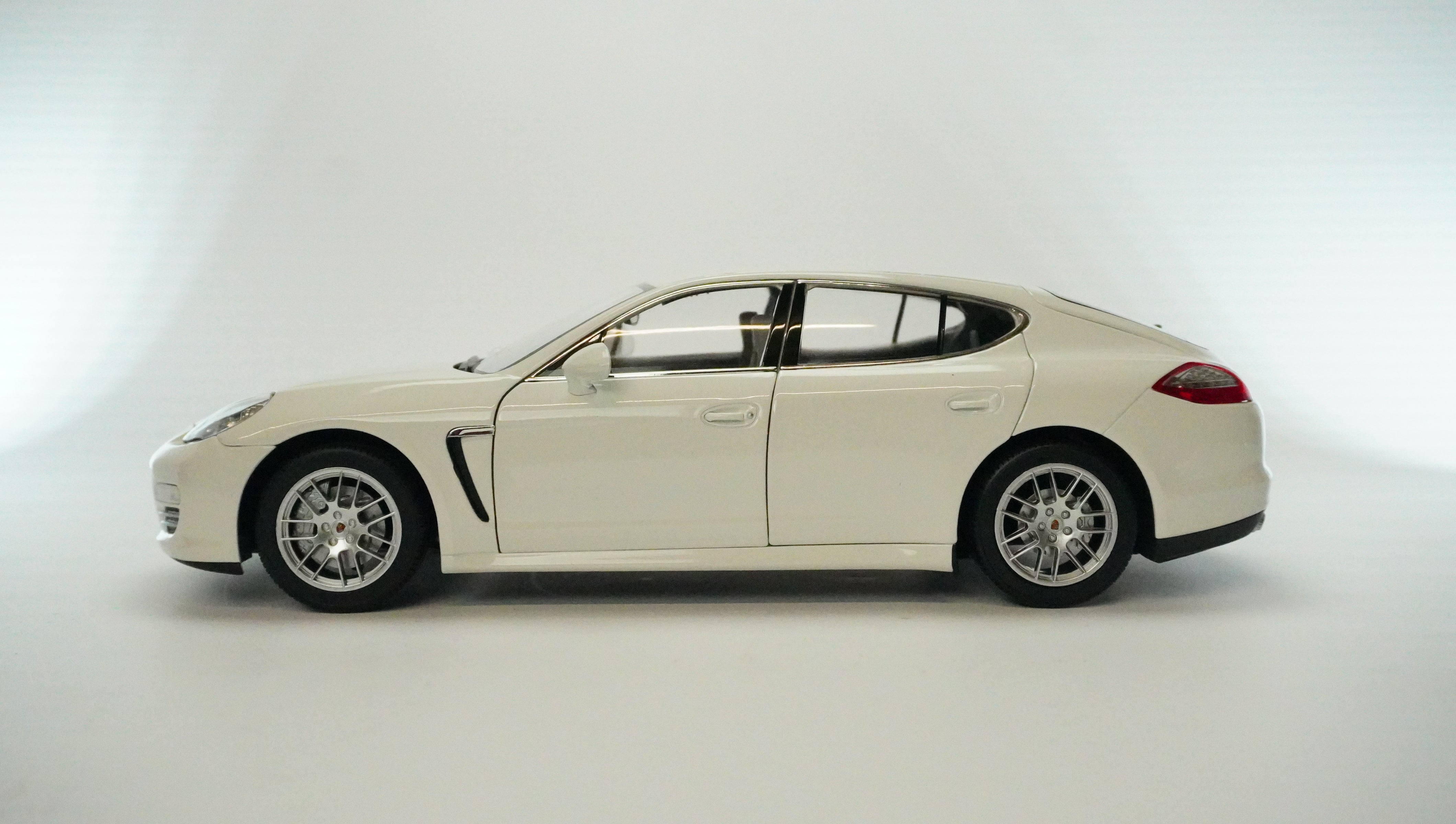Porsche Pantera 4S 1:18