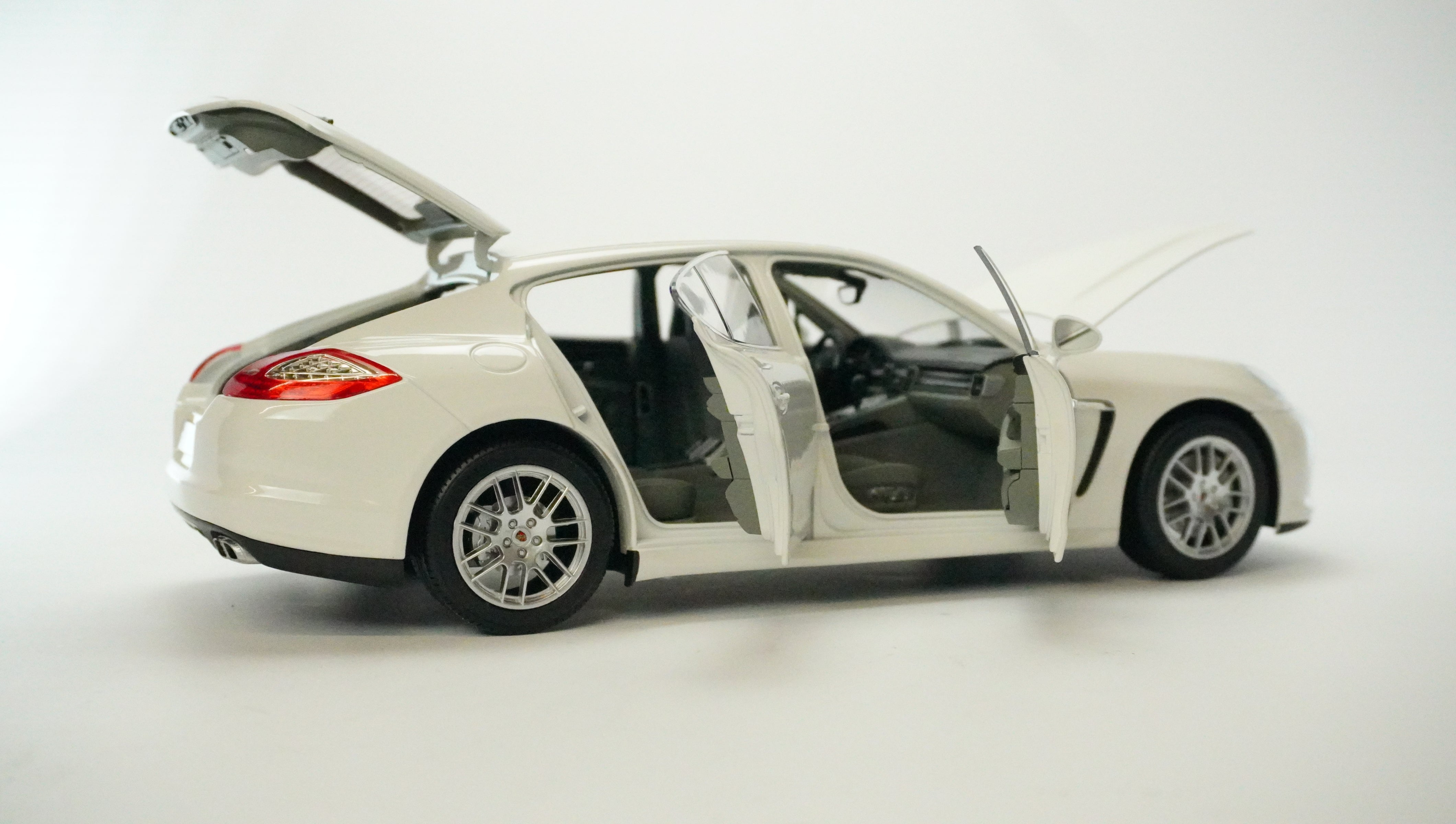 Porsche Pantera 4S 1:18