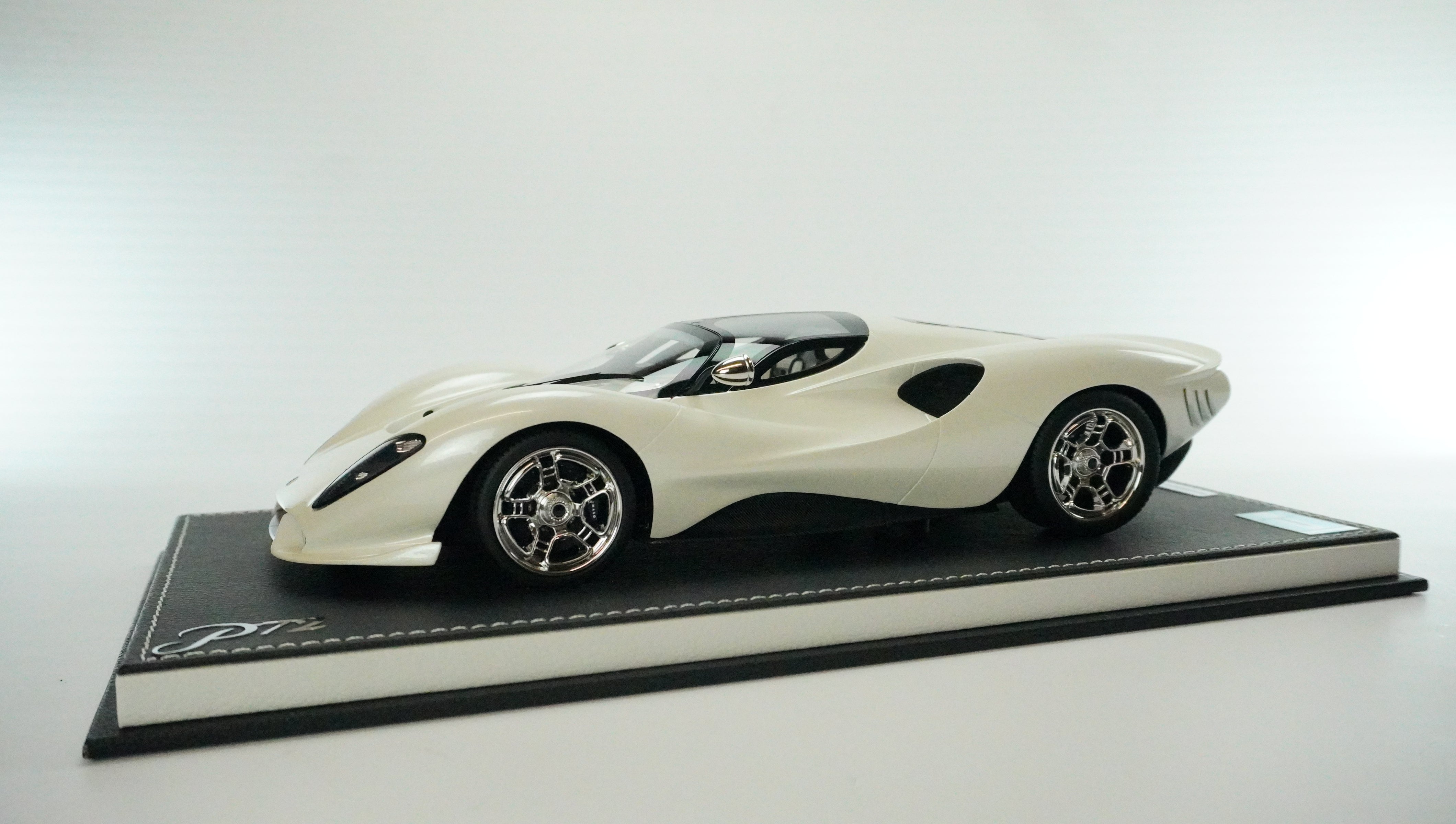 De Tomaso P72 Limited (incl. Showcase) 1:18