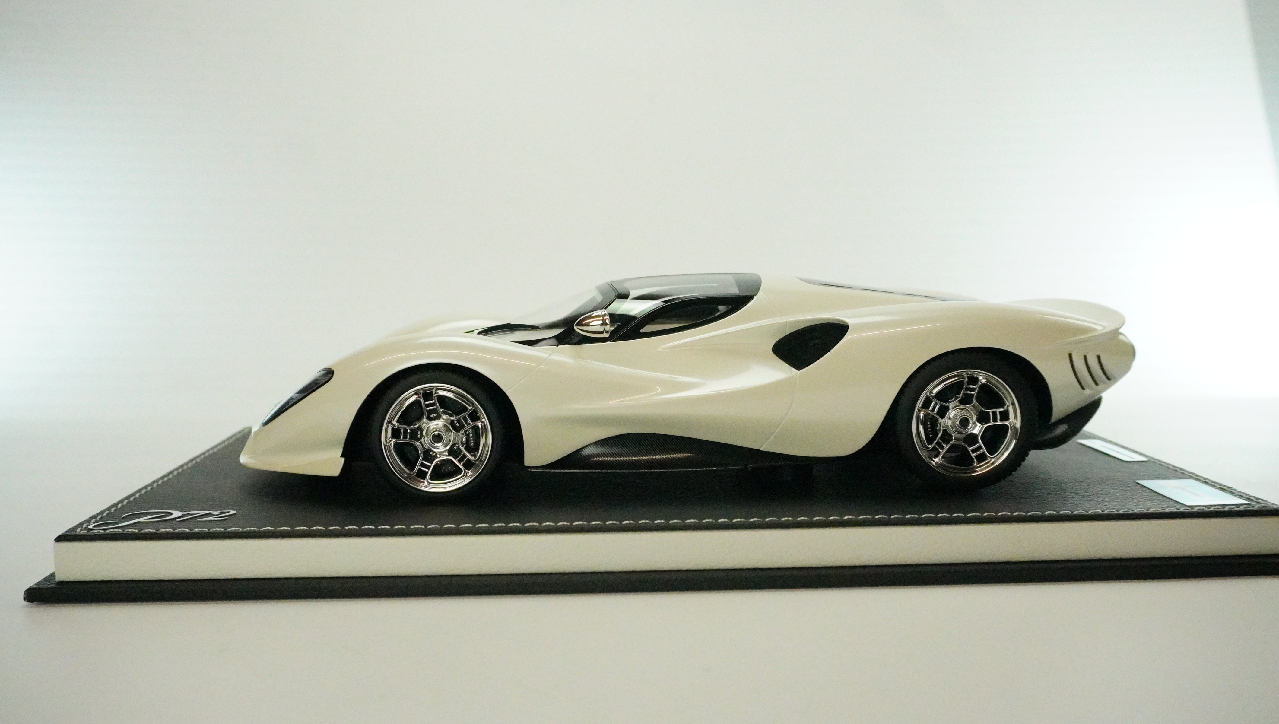De Tomaso P72 Limited (incl. Showcase) 1:18