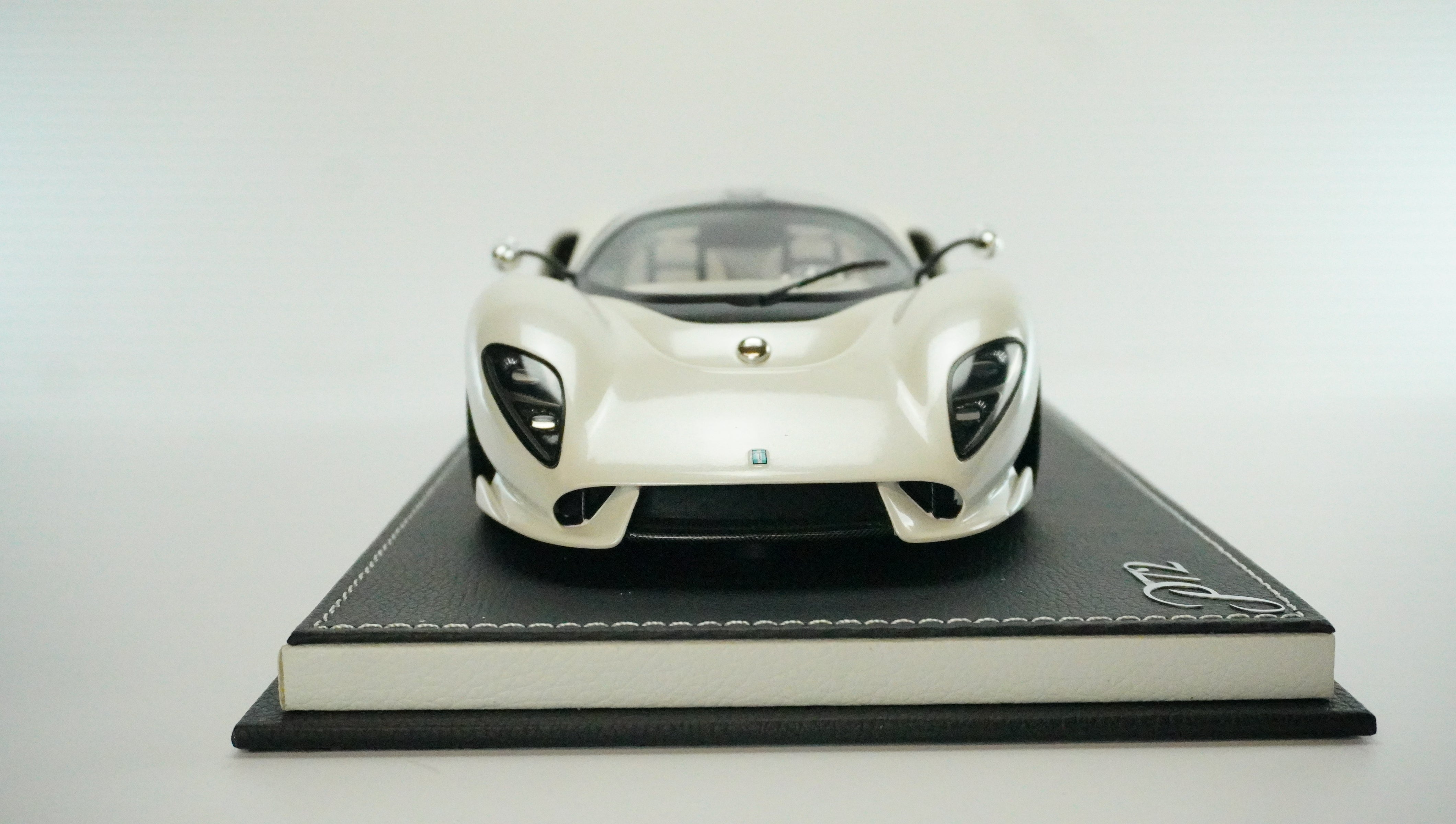 De Tomaso P72 Limited (incl. Showcase) 1:18