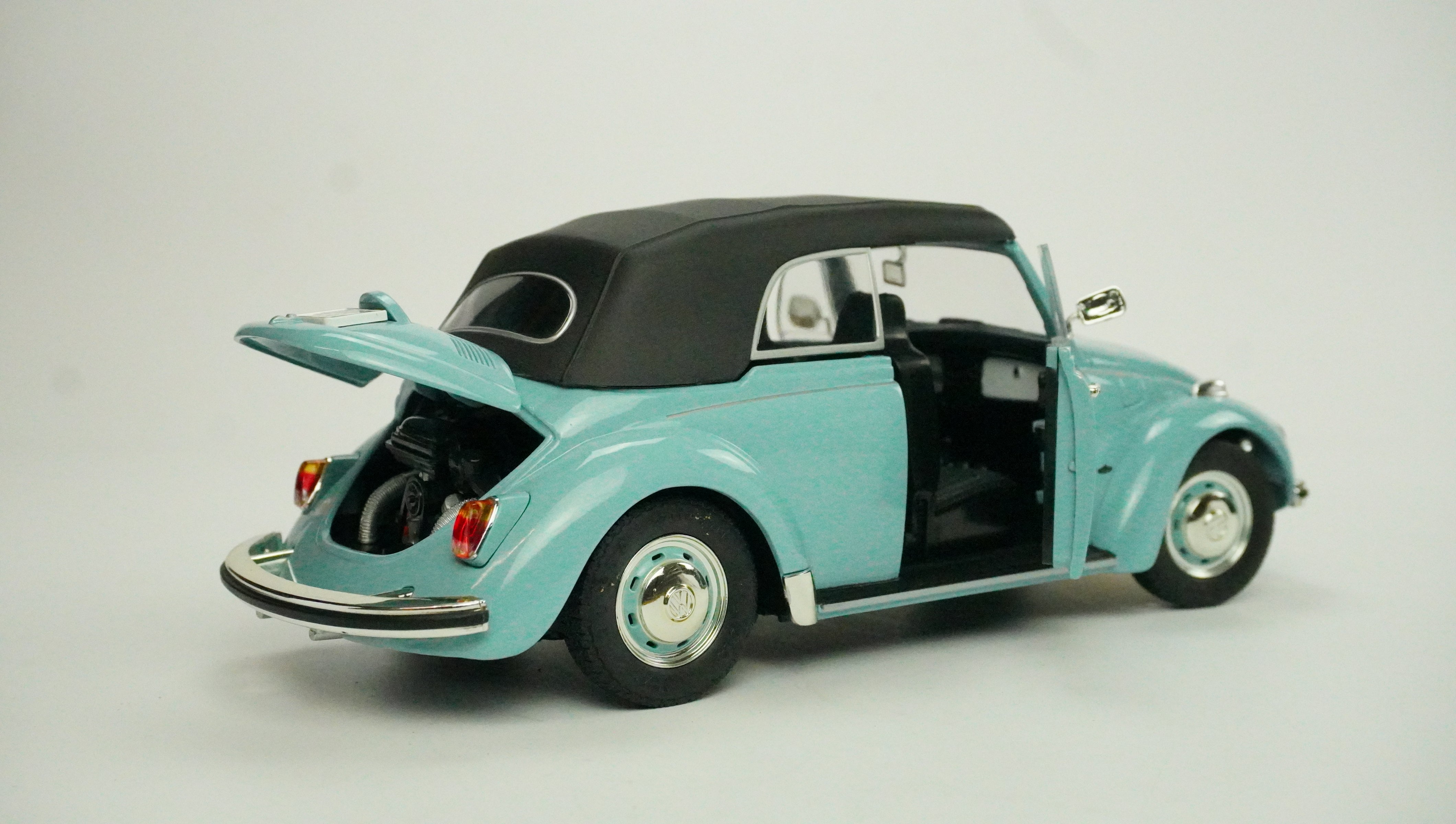 VW Käfer 1302 LS Cabrio 1:18