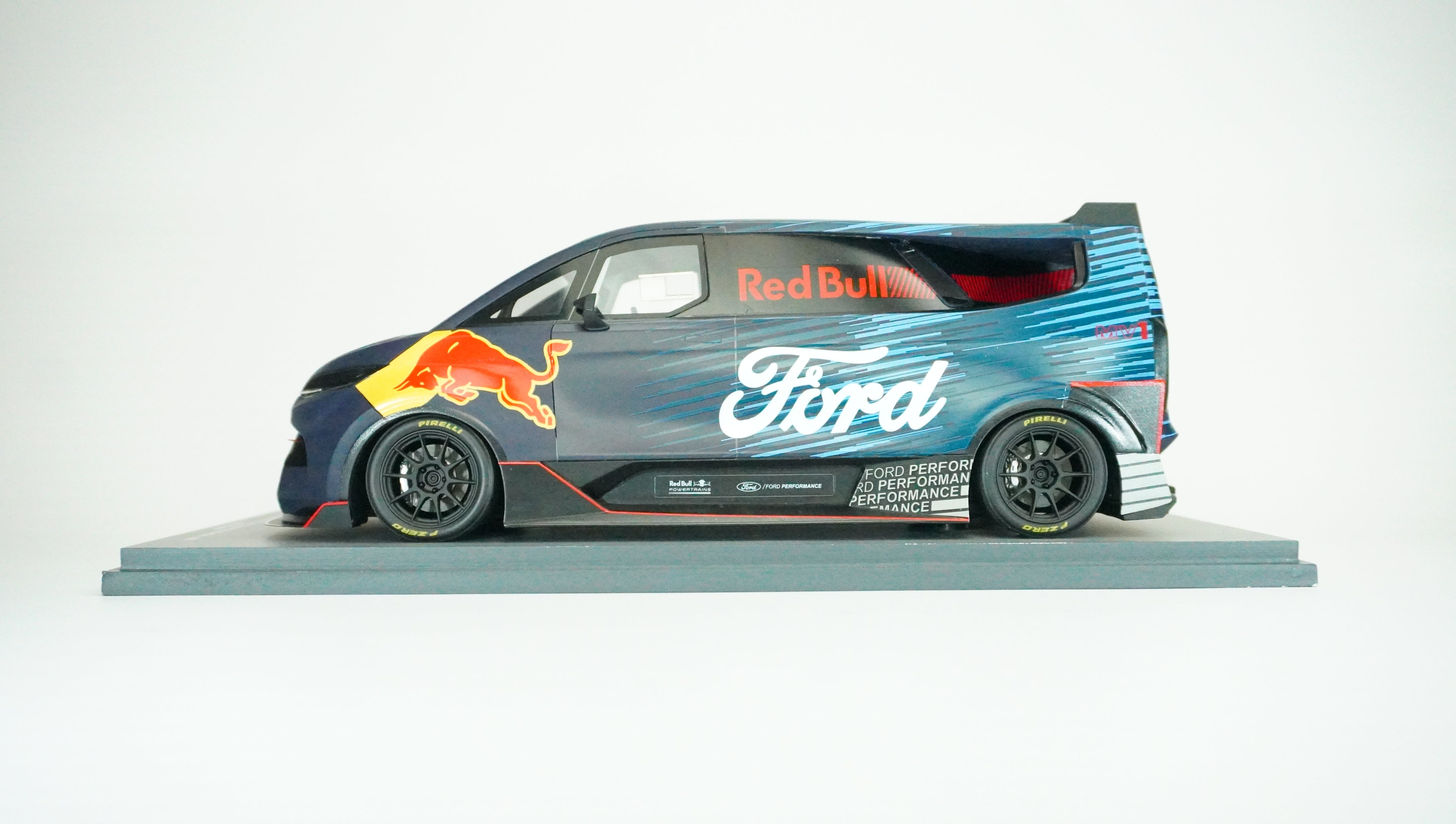 Ford Supervan 4 Red Bull (incl. Showcase) 1:18