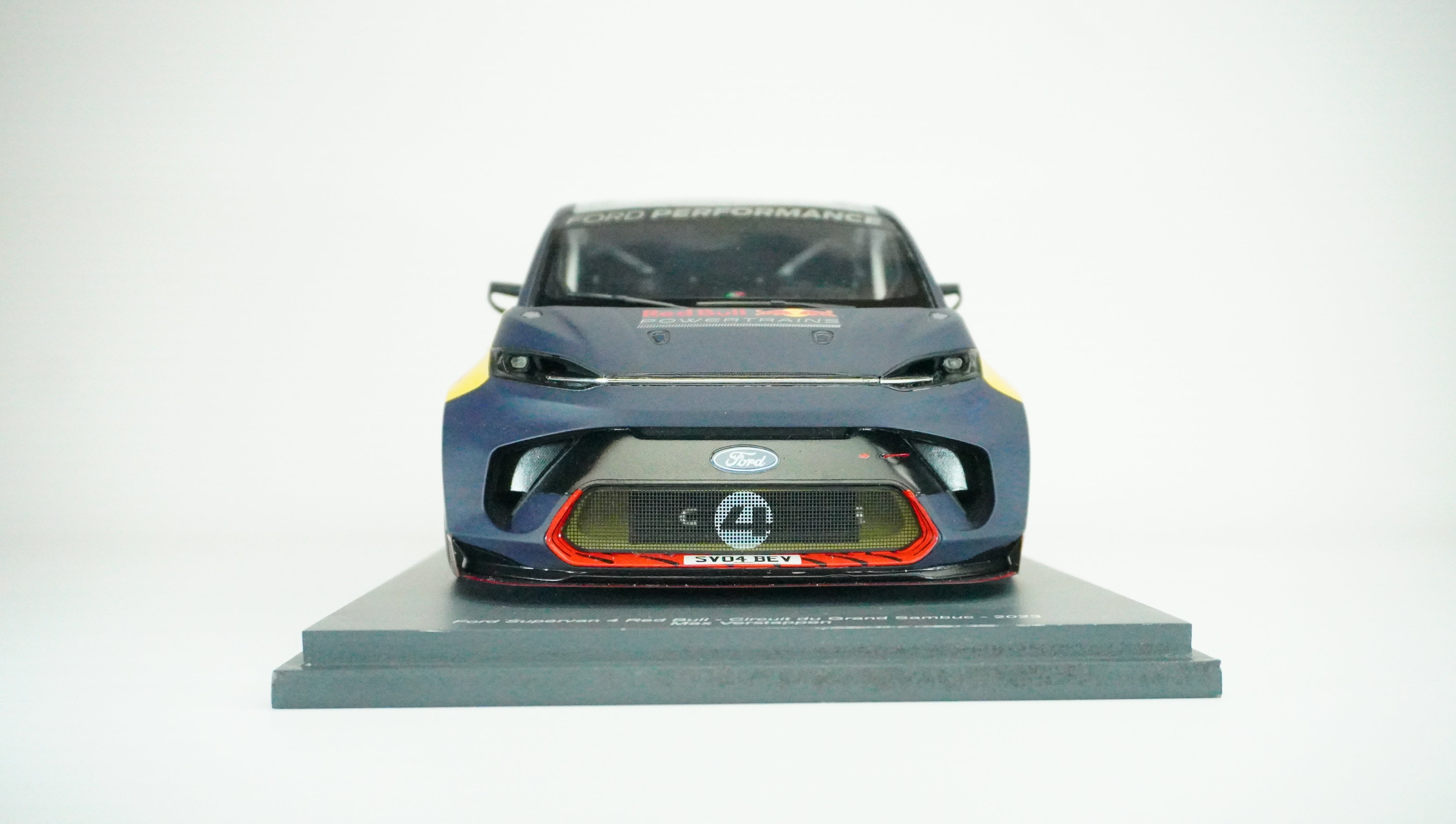Ford Supervan 4 Red Bull (incl. Showcase) 1:18