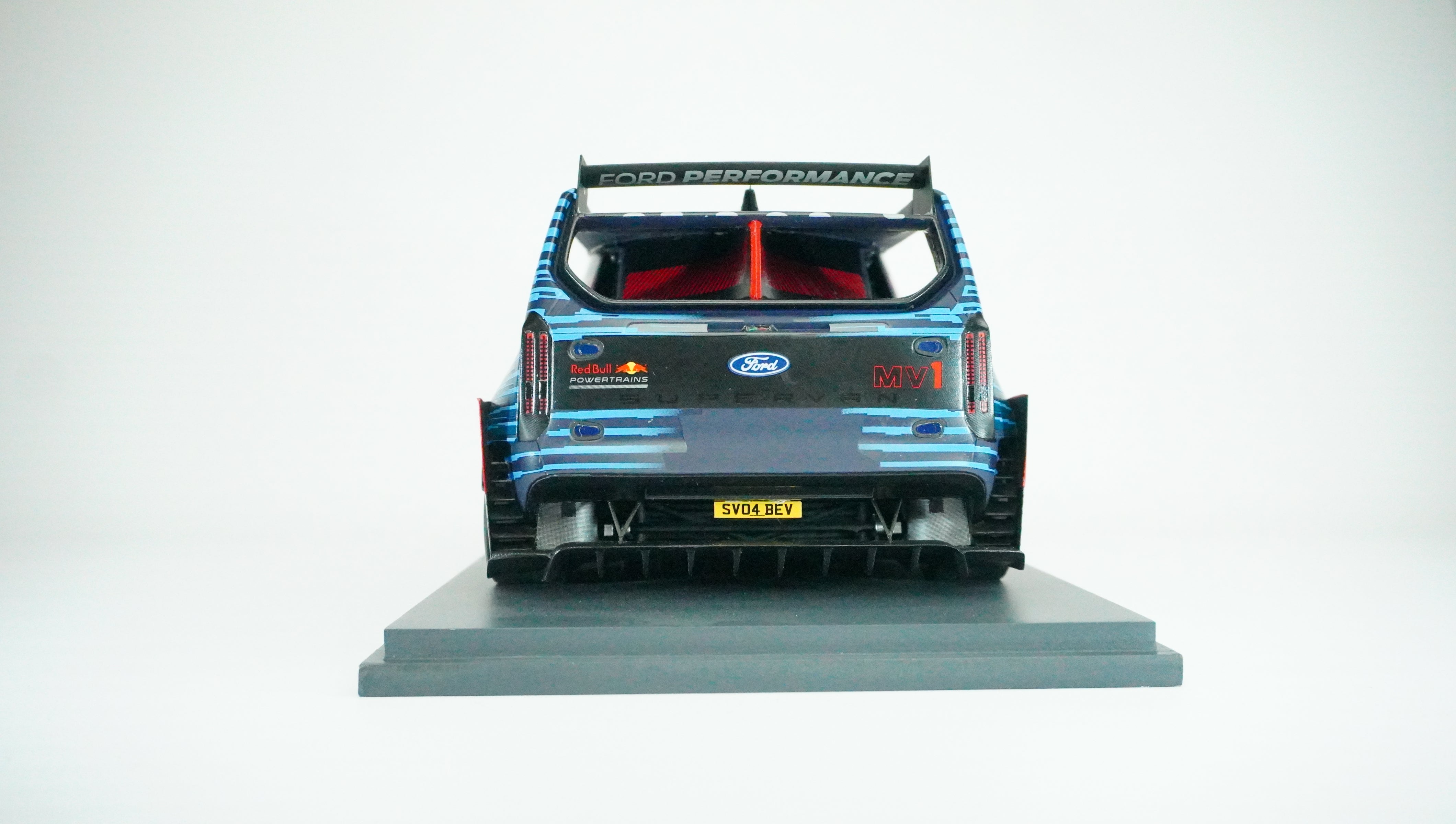 Ford Supervan 4 Red Bull (incl. Showcase) 1:18
