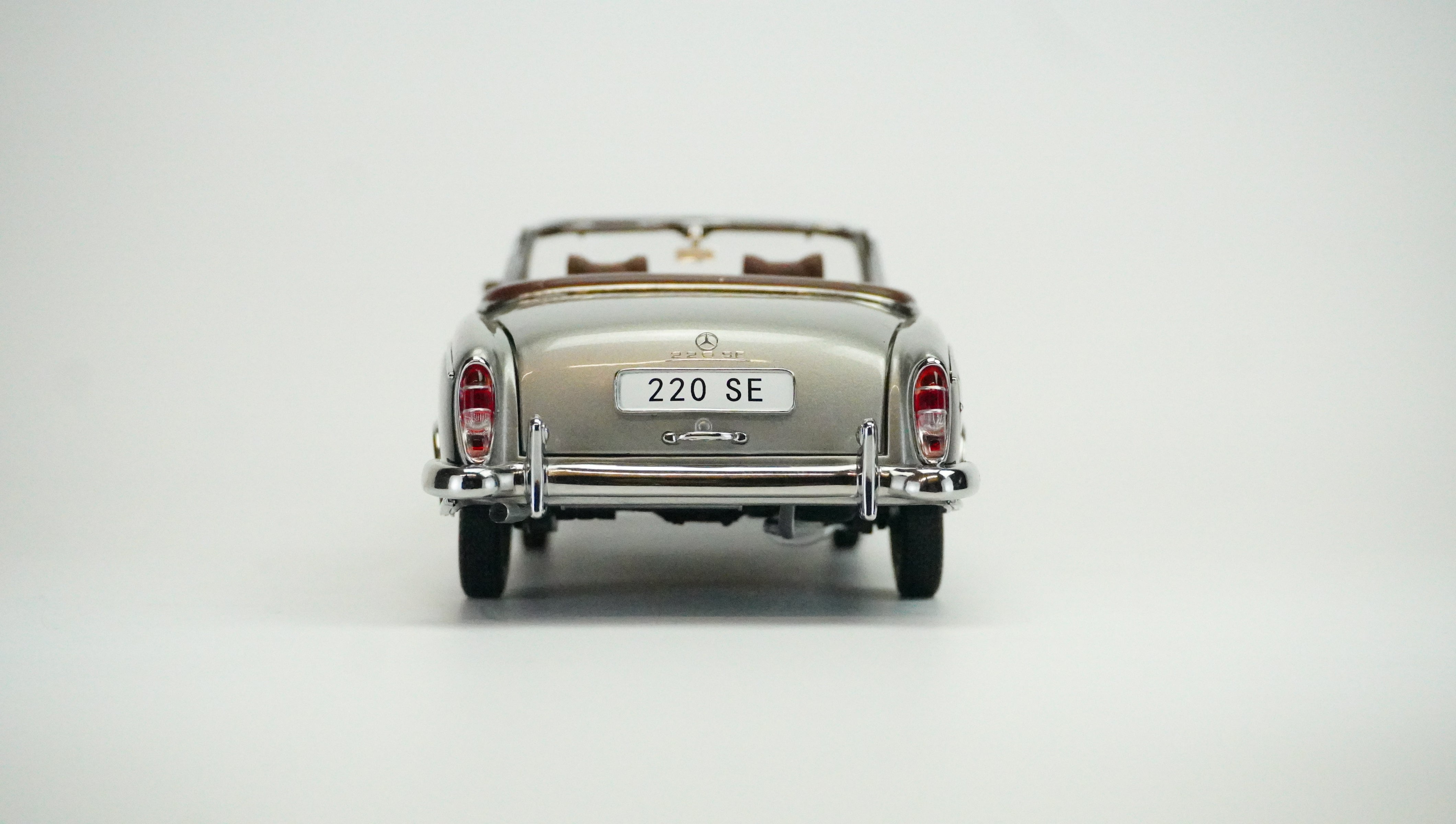 Mercedes Benz 220 SE Cabrio 1:18