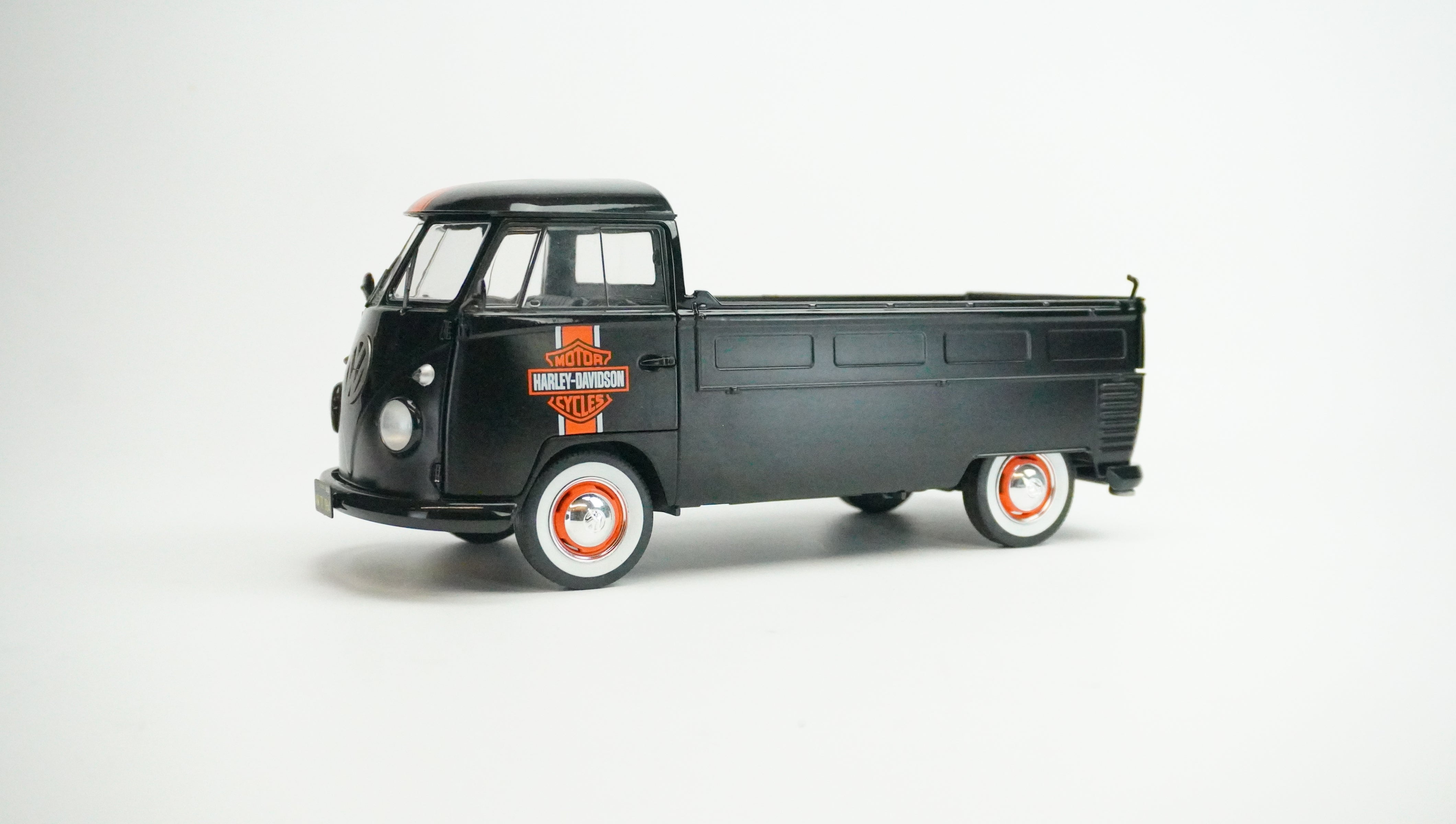 VW Pickup T1 Harley (with surfboard) 1960 1:18