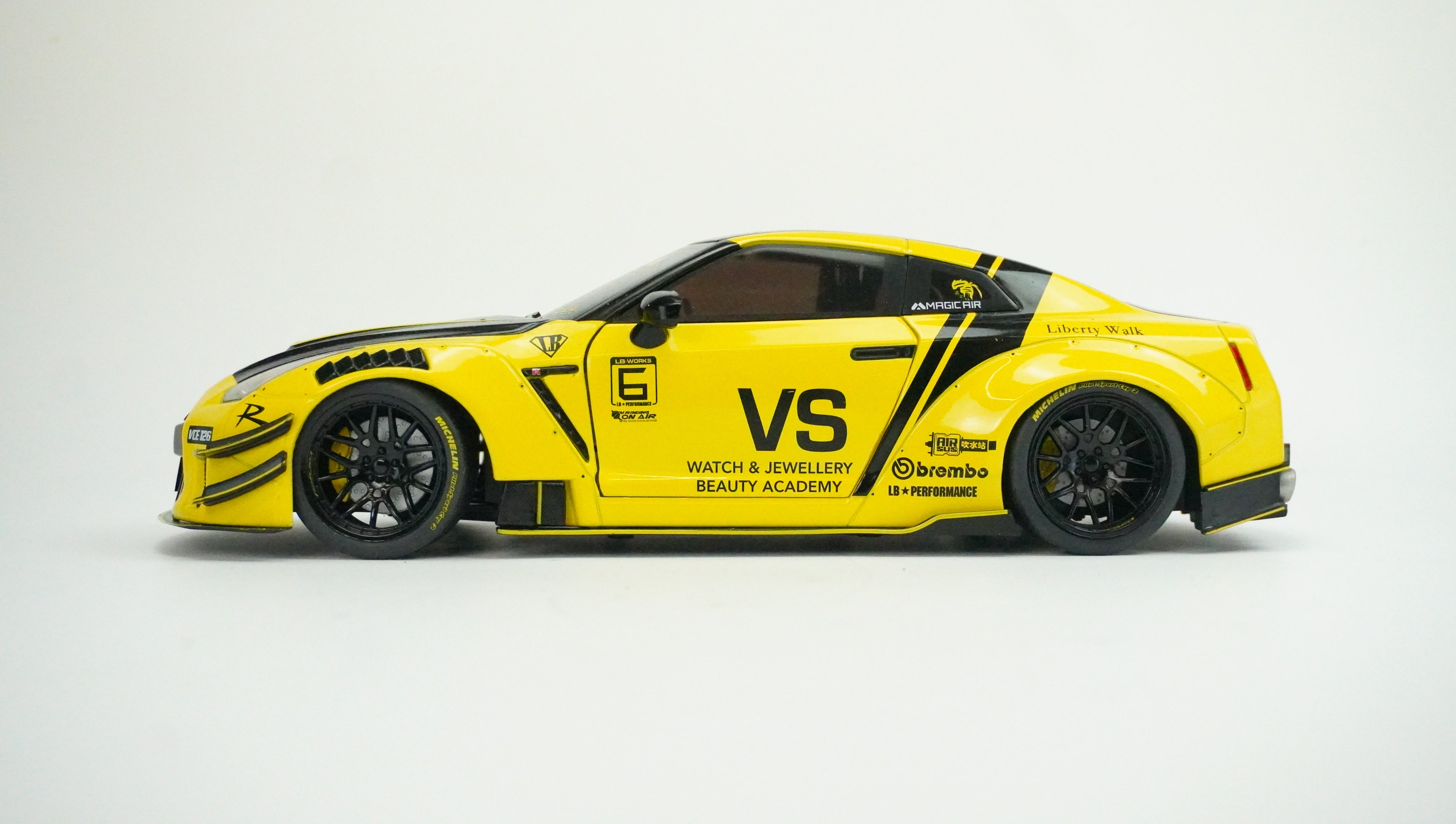 Nissan Skyline GT-R (R35) LBW 1:18