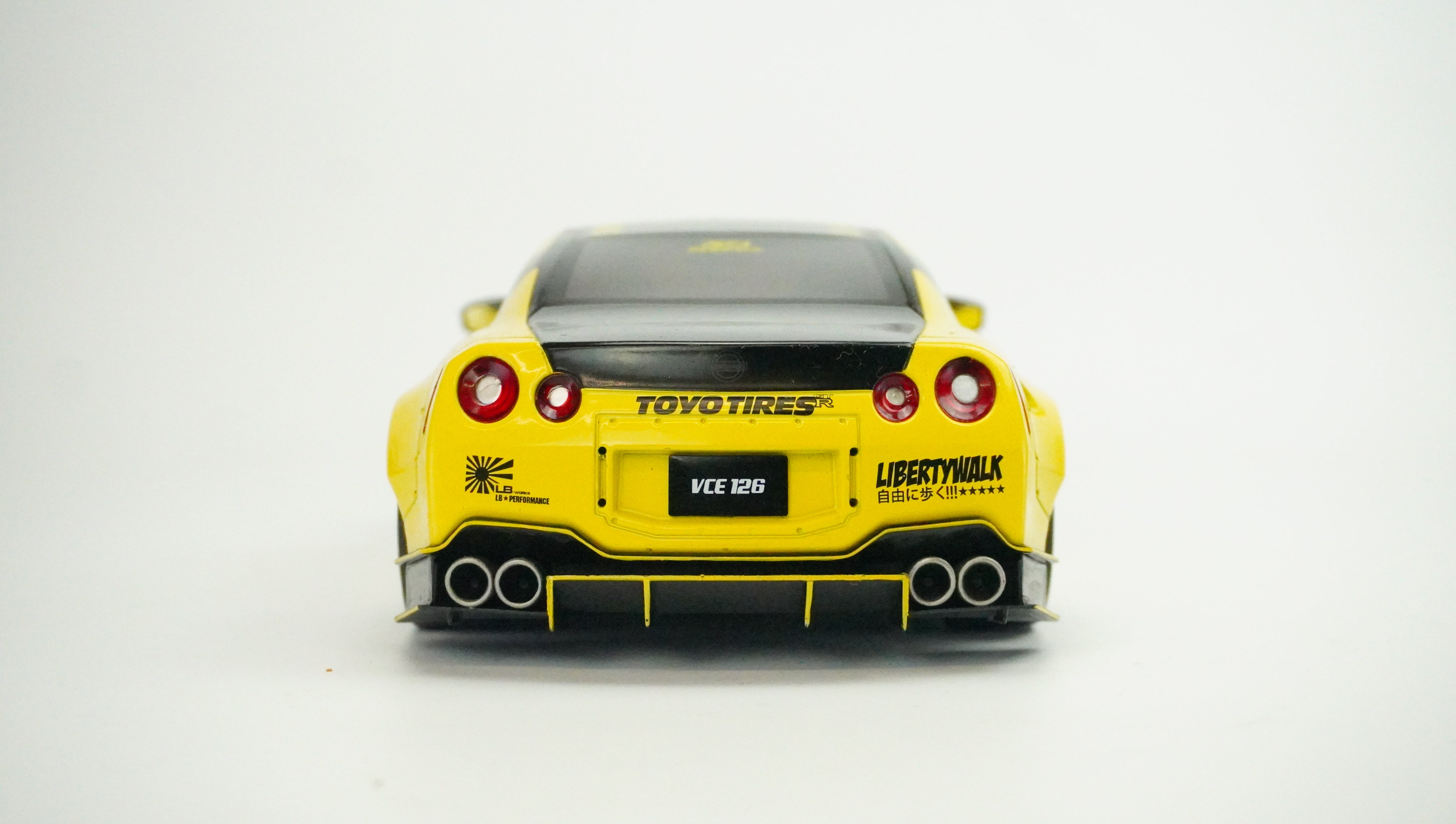 Nissan Skyline GT-R (R35) LBW 1:18