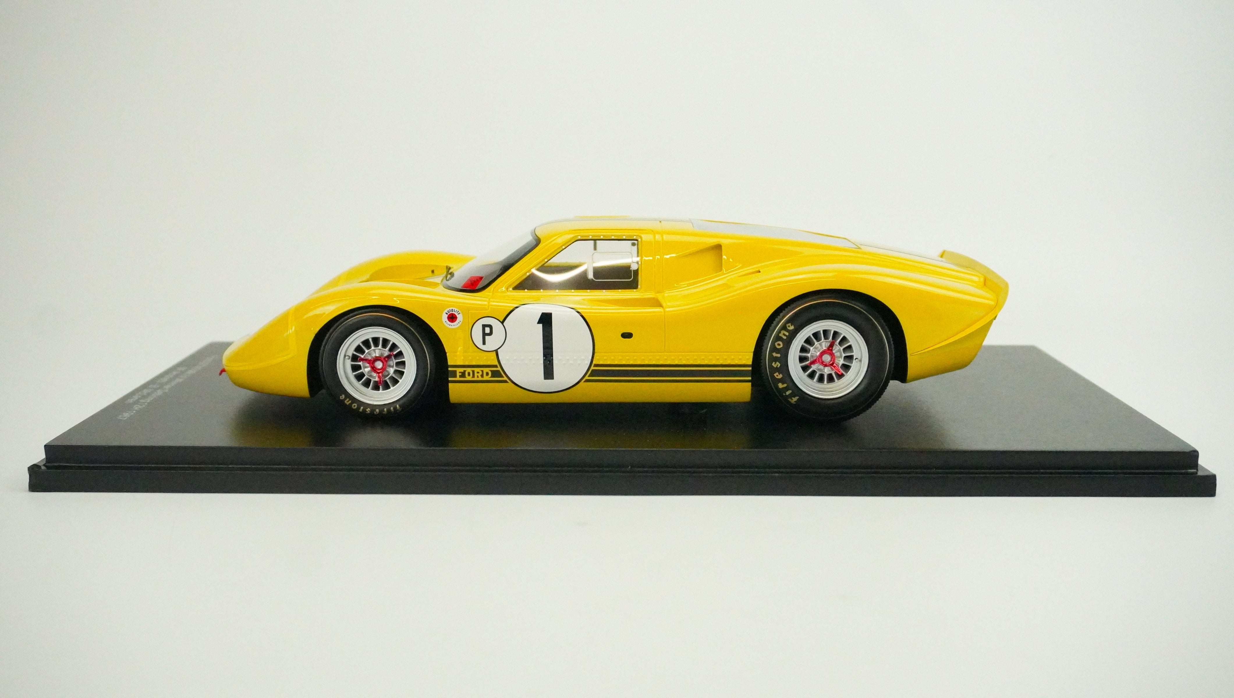Ford USA GT40 MKIV V8 No.1 (incl. Showcase) 1967 1:18