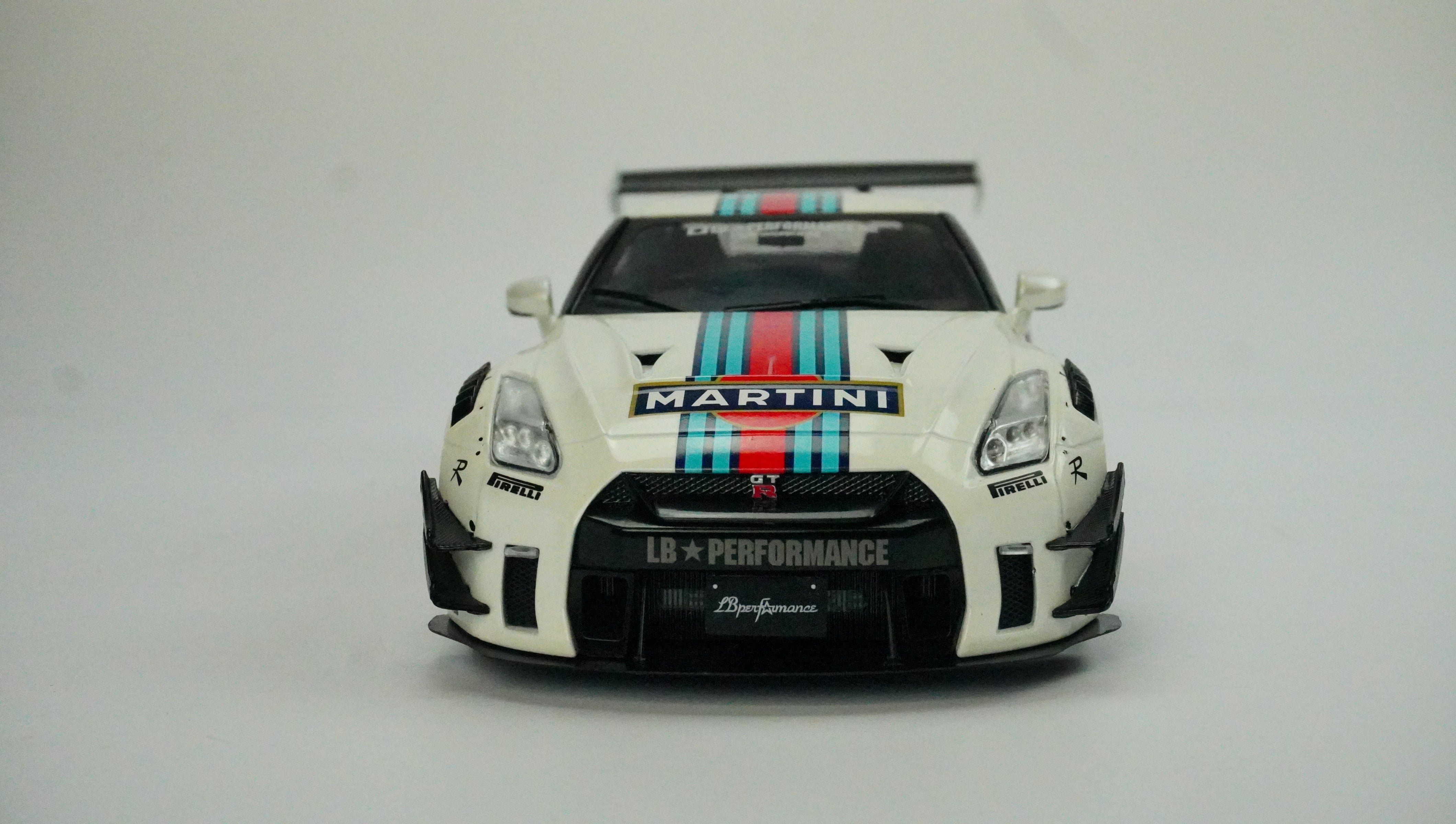 Nissan GT-R (R35) LBW Type Martini 2024 1:18