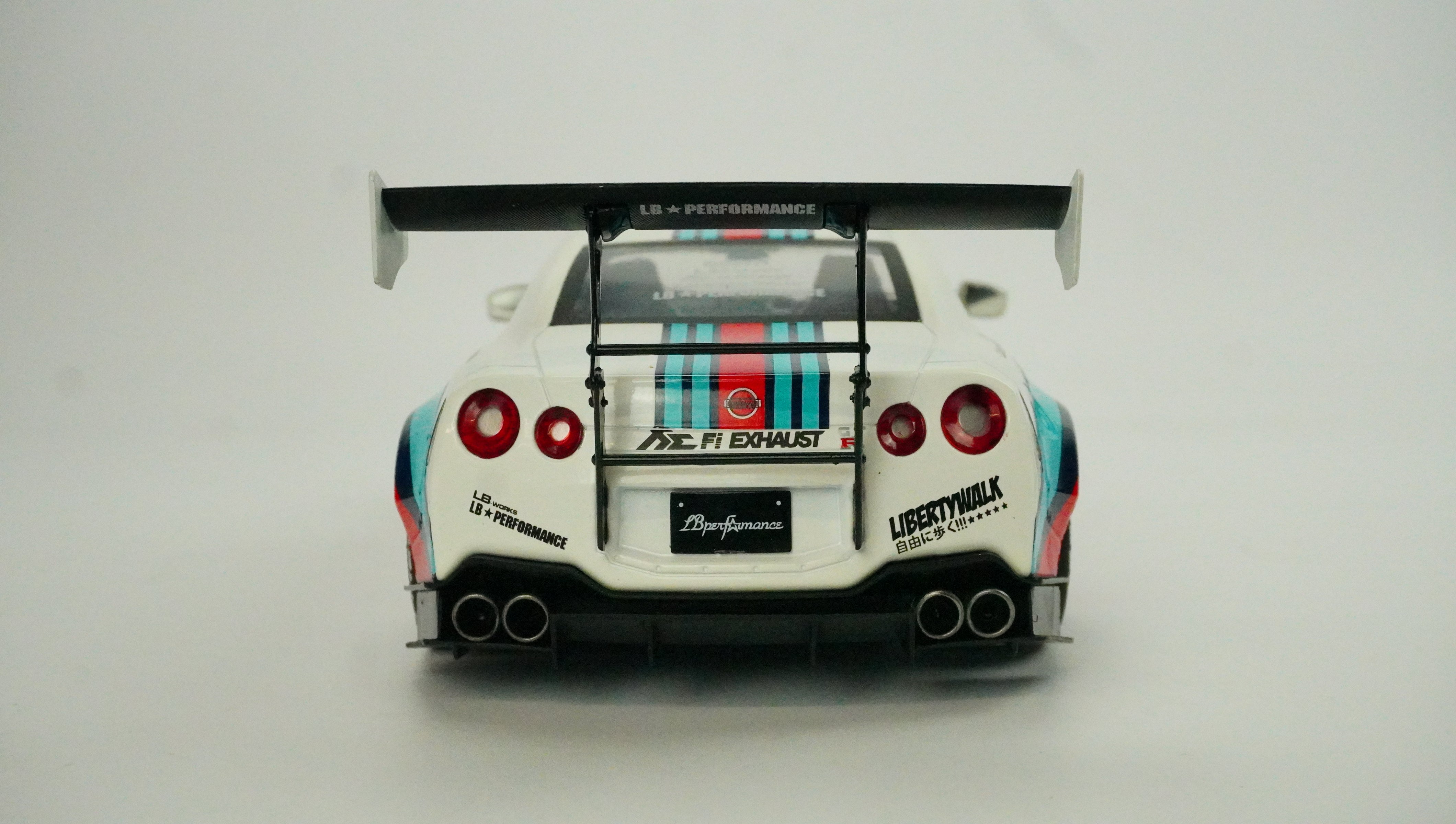 Nissan GT-R (R35) LBW Type Martini 2024 1:18