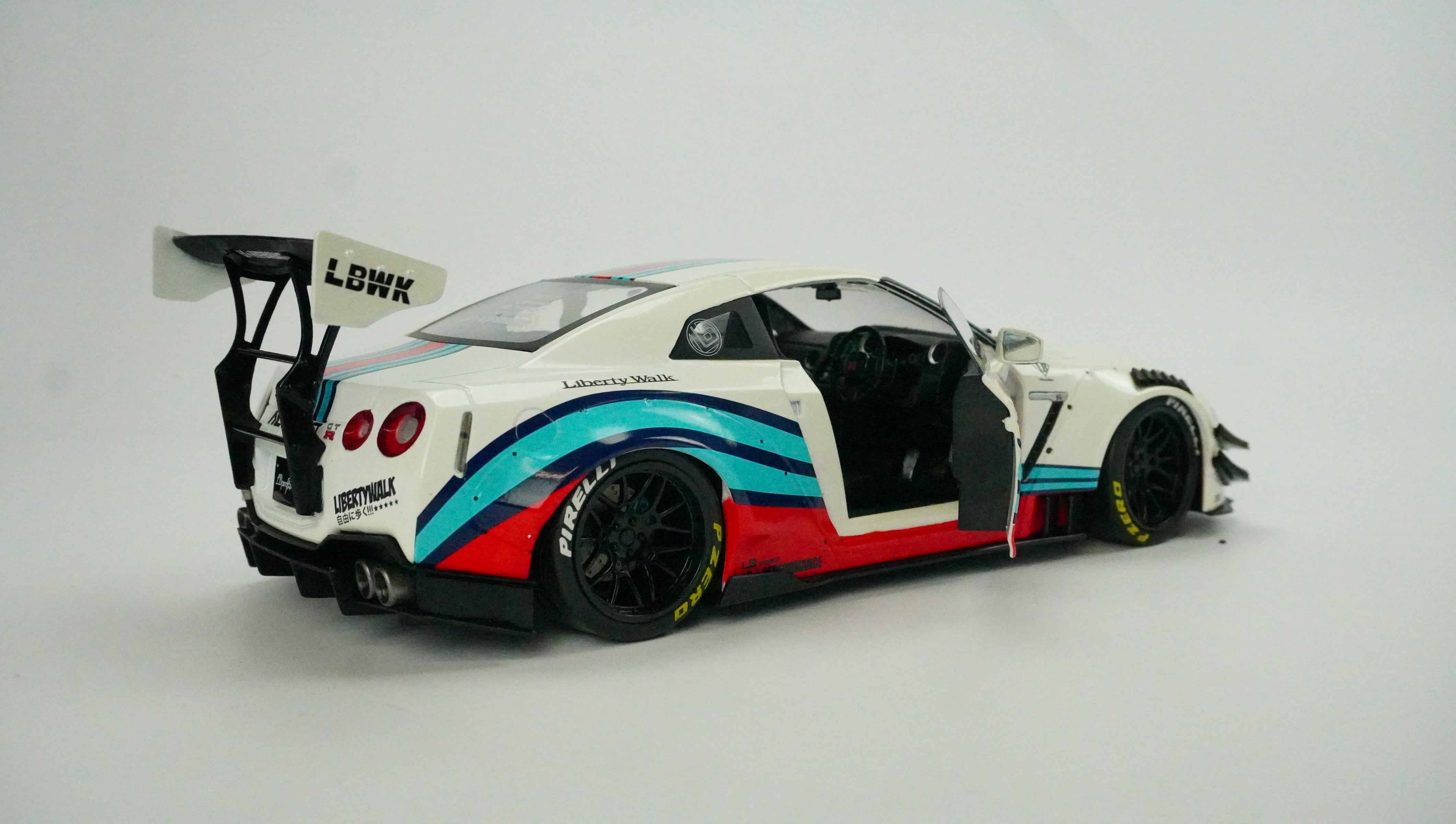 Nissan GT-R (R35) LBW Type Martini 2024 1:18