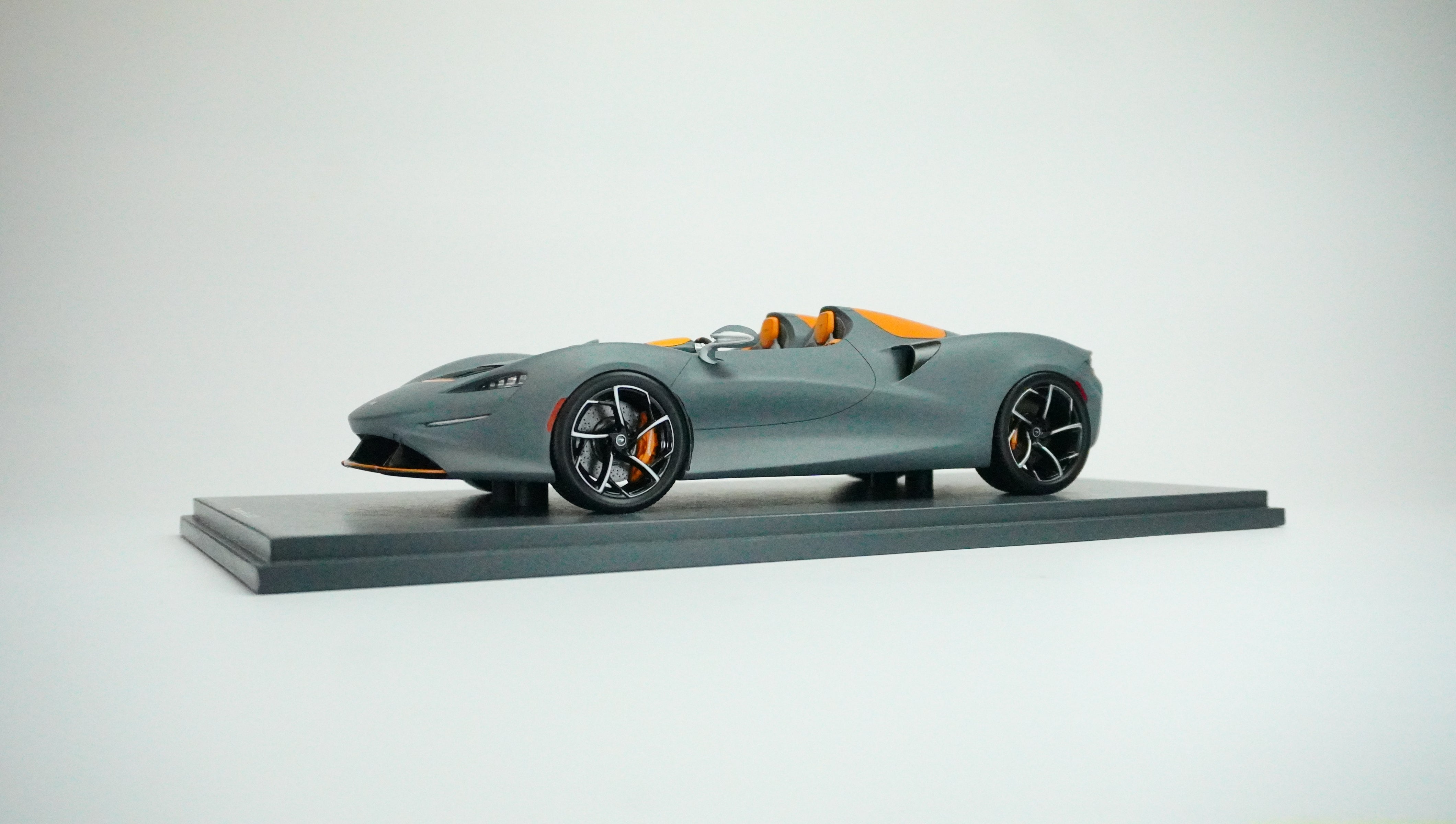 McLaren Elva Pro Spyder (incl. Showcase) 2020 1:18