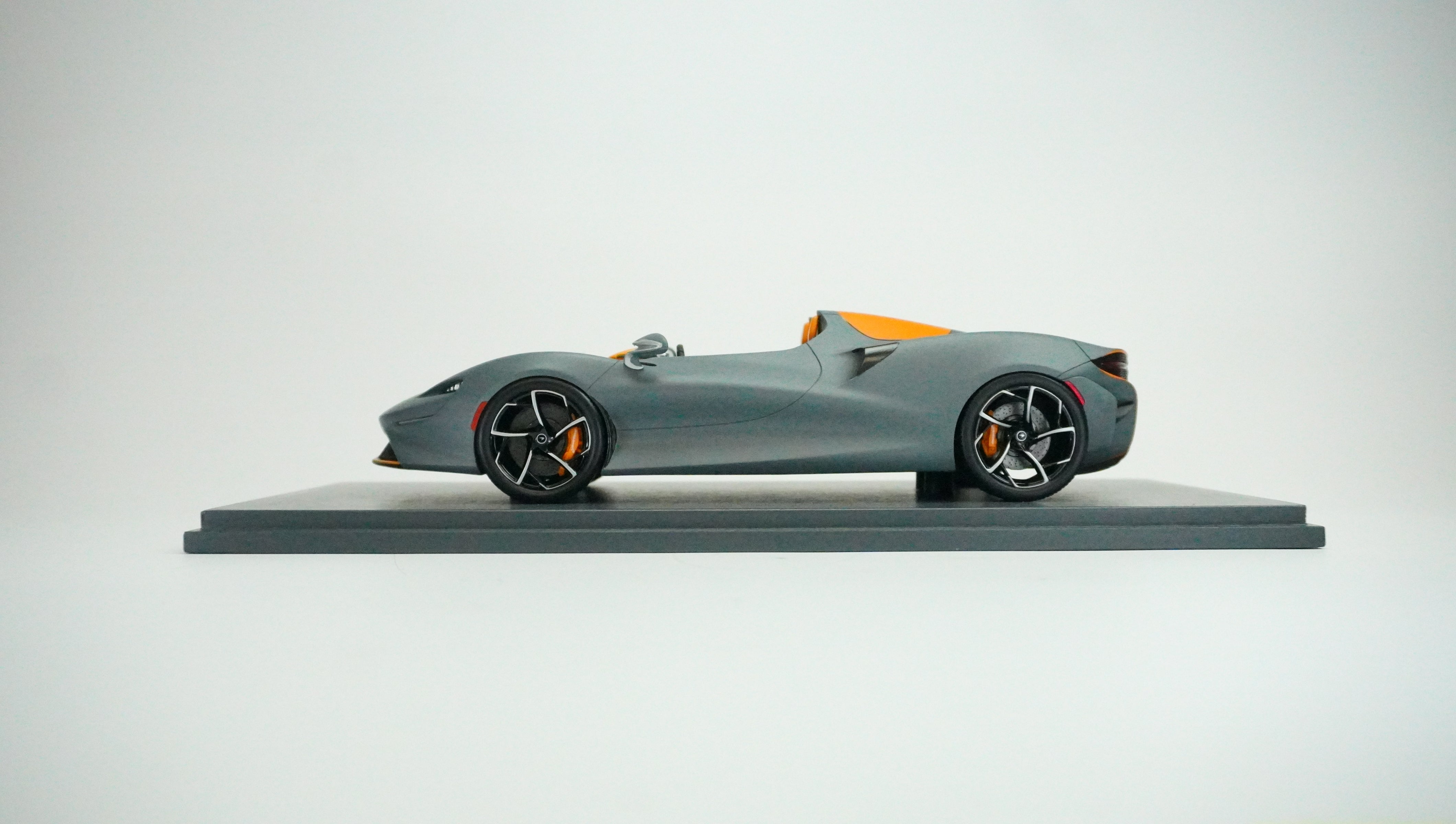 McLaren Elva Pro Spyder (incl. Showcase) 2020 1:18