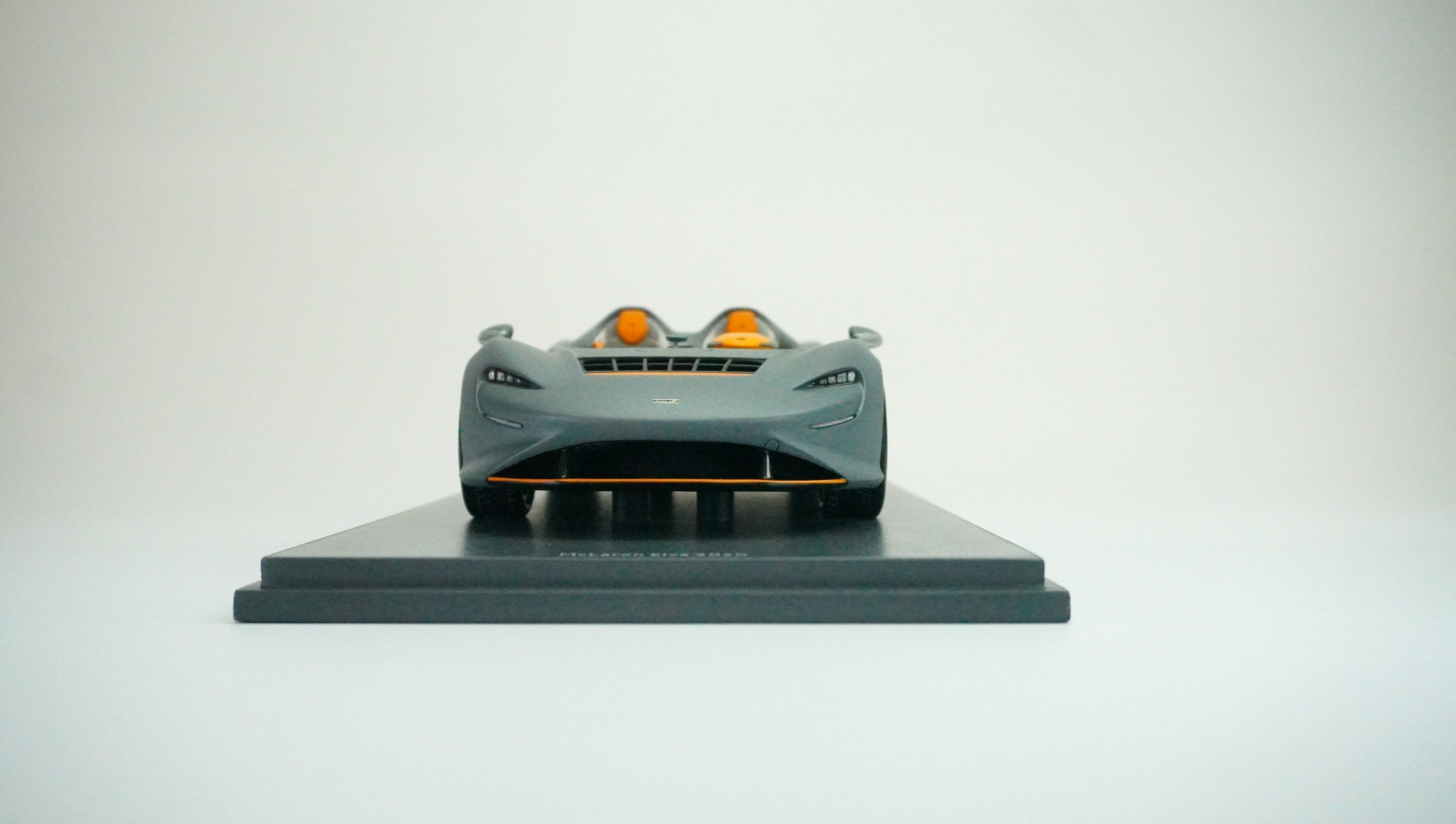 McLaren Elva Pro Spyder (incl. Showcase) 2020 1:18