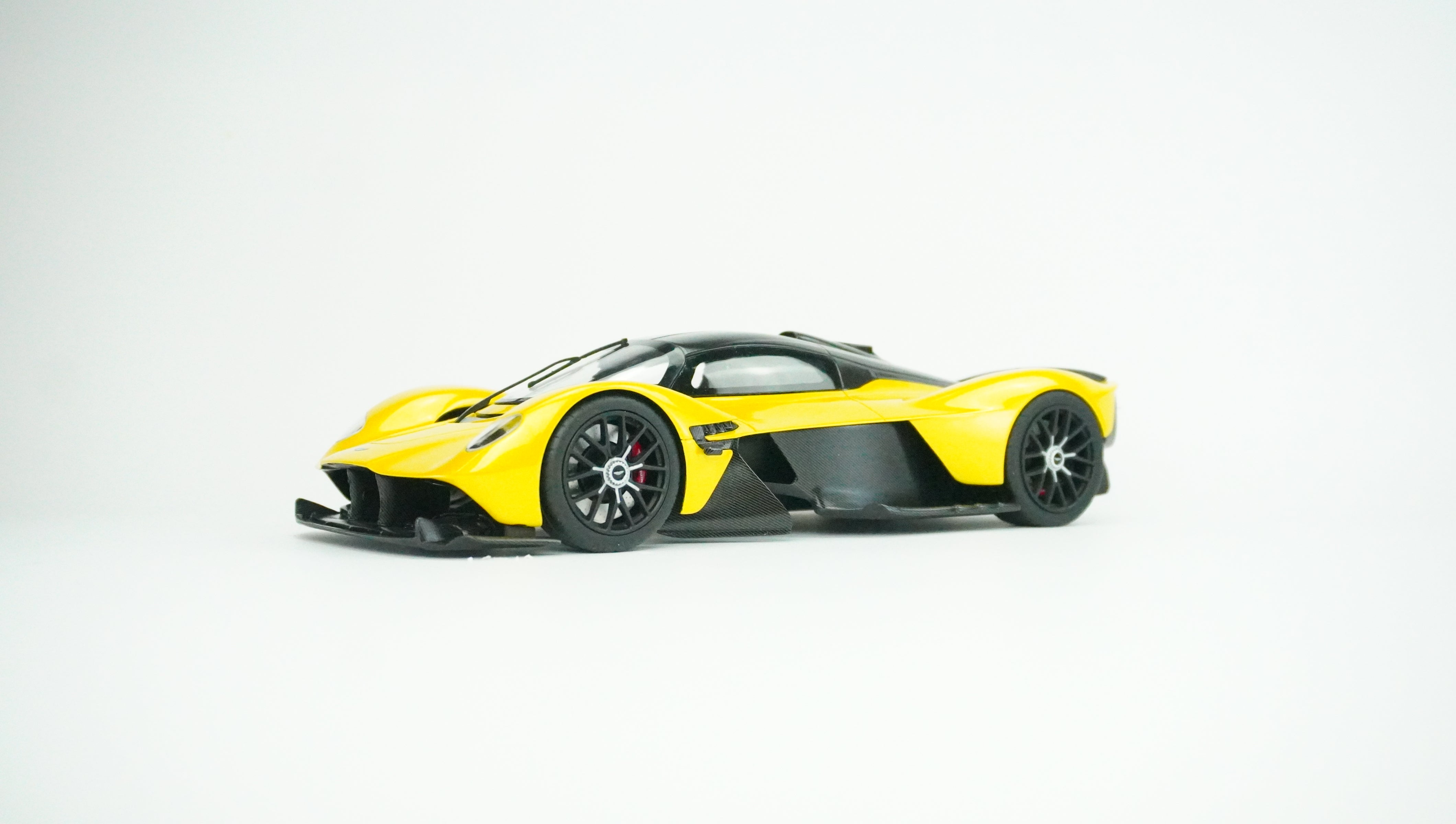 Aston Martin Valkyrie 2021 1:18
