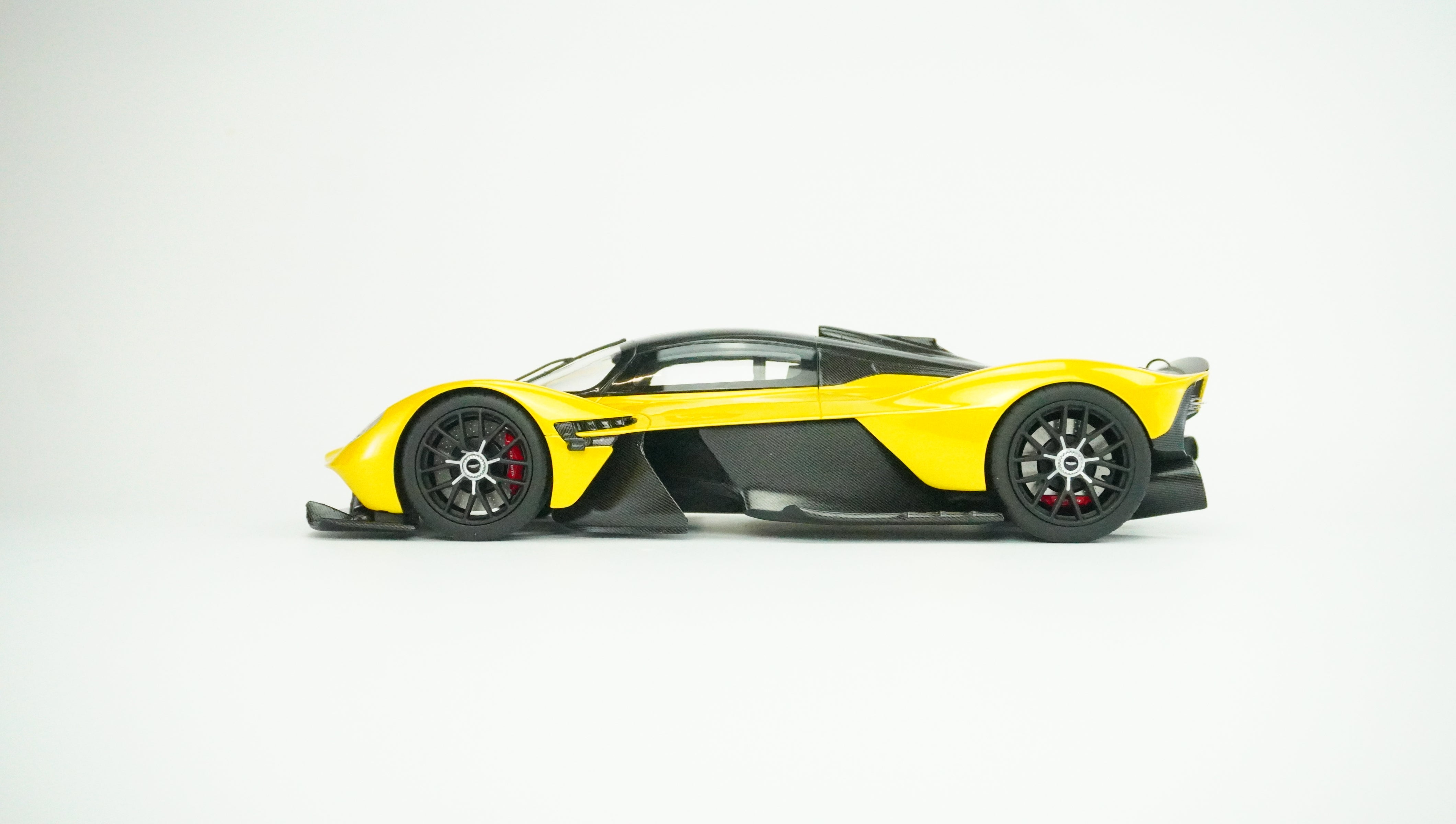 Aston Martin Valkyrie 2021 1:18