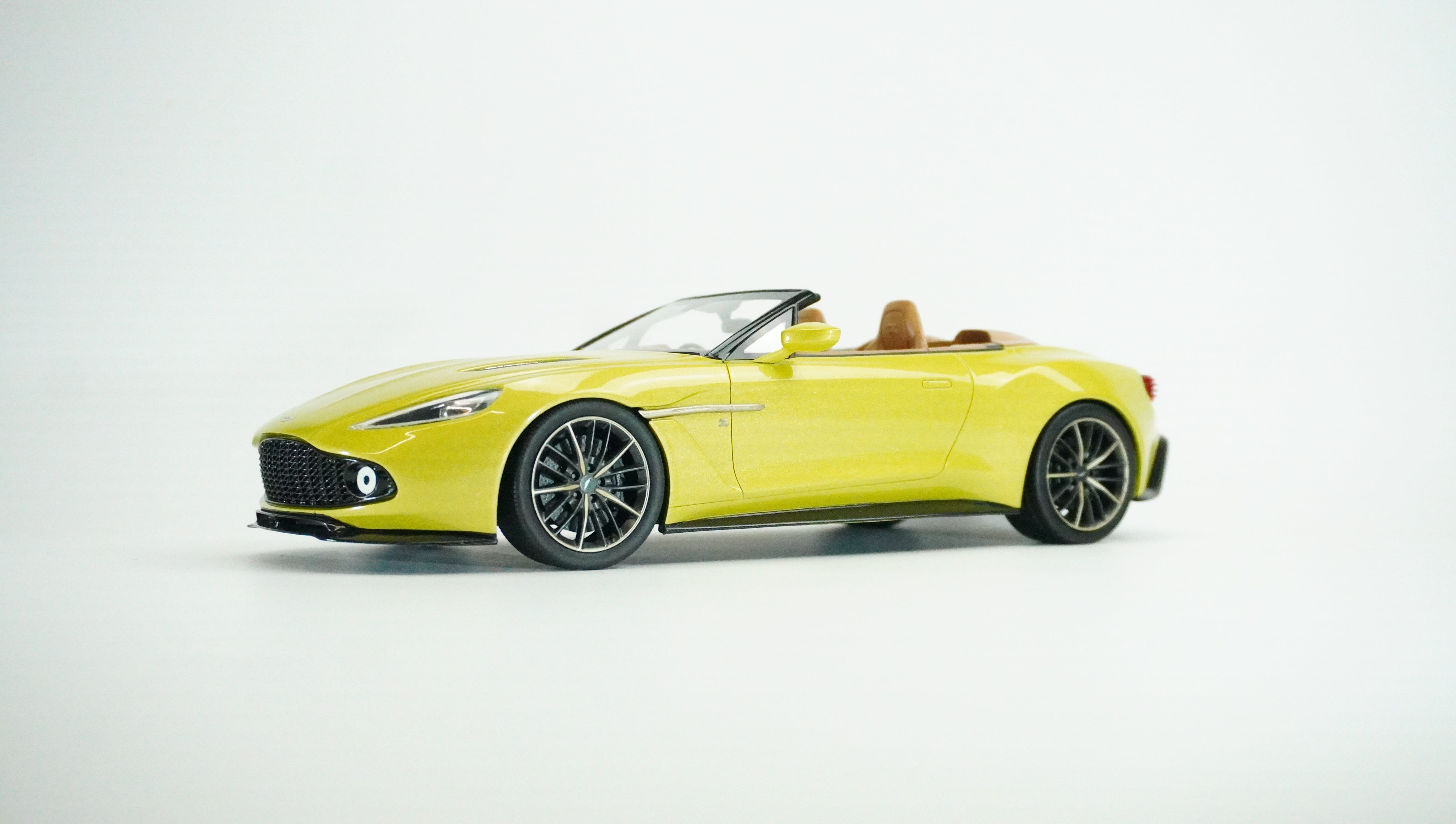 Aston Martin Vanquish Volante Convertible Limited 1:18