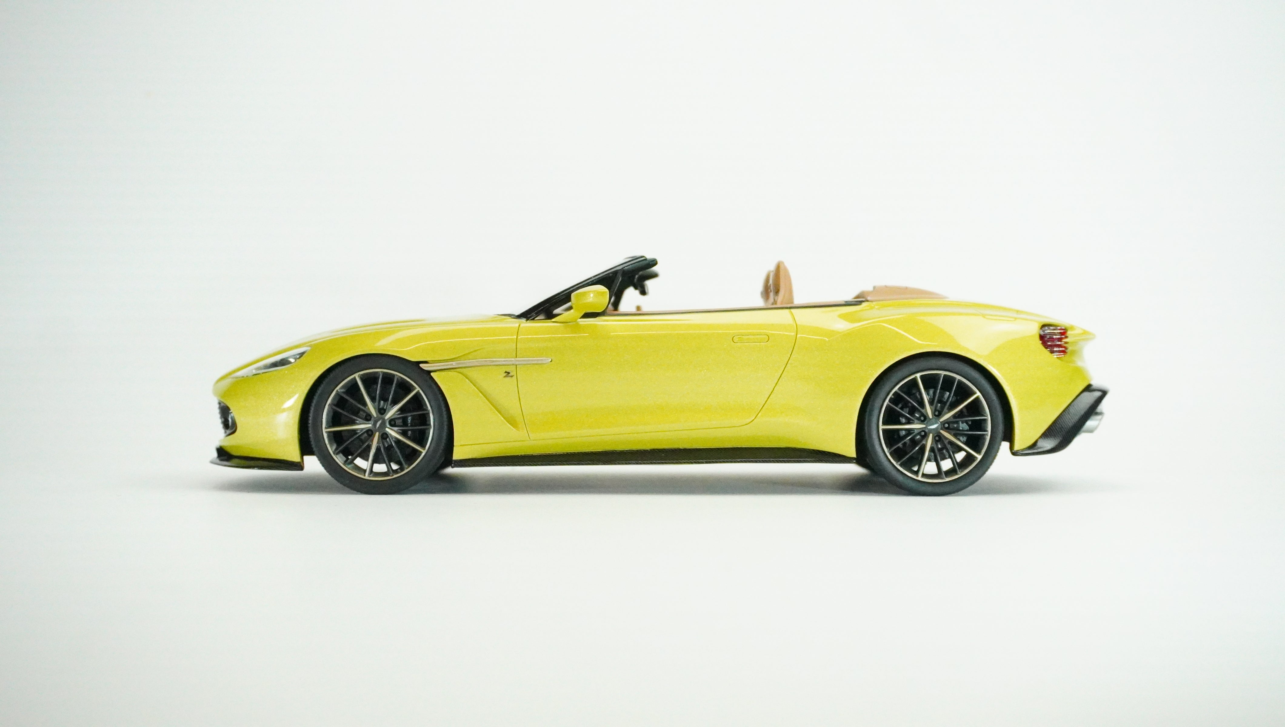 Aston Martin Vanquish Volante Convertible Limited 1:18