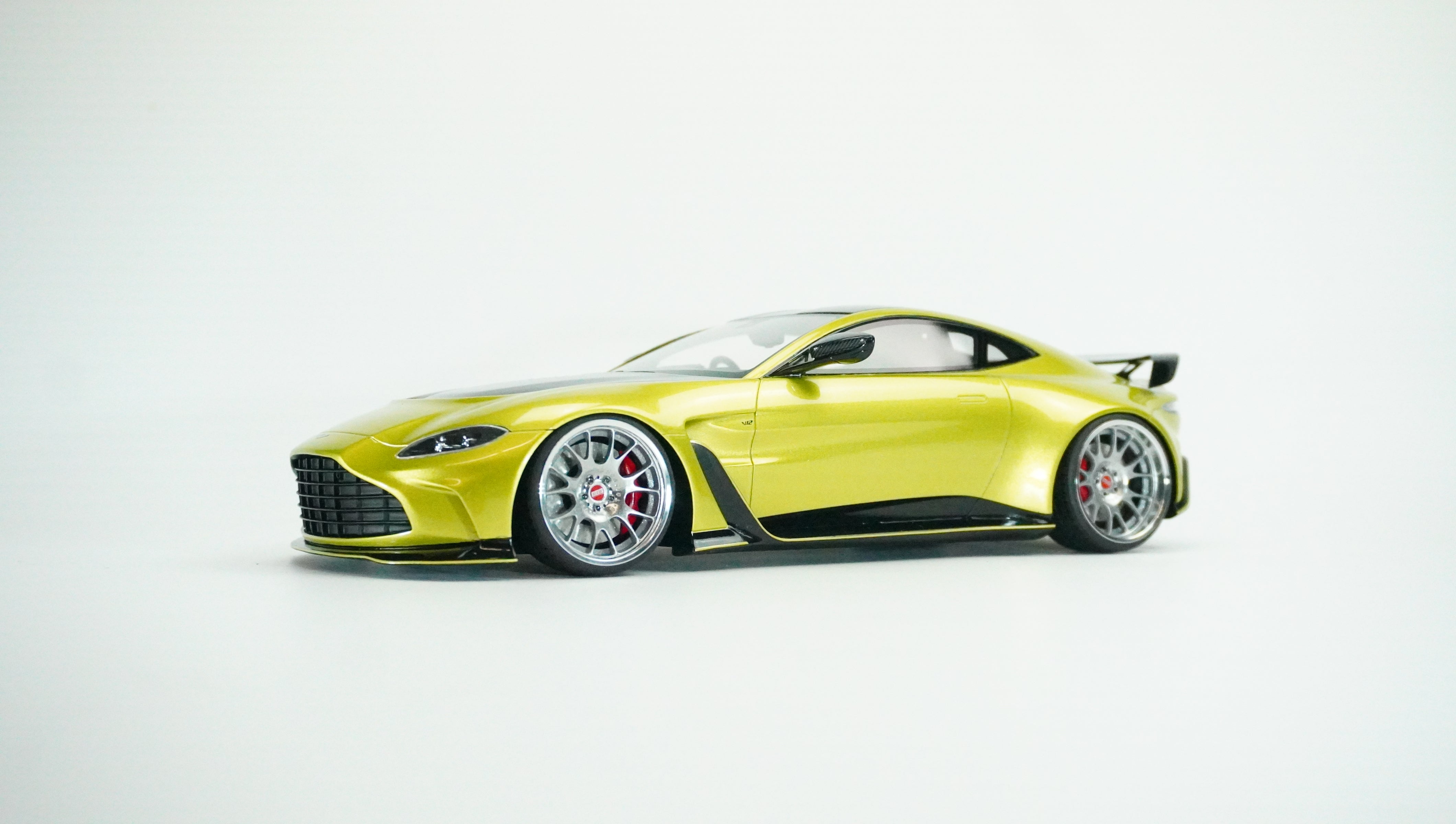 Aston Martin V12 Vantage (Conversion) 1:18