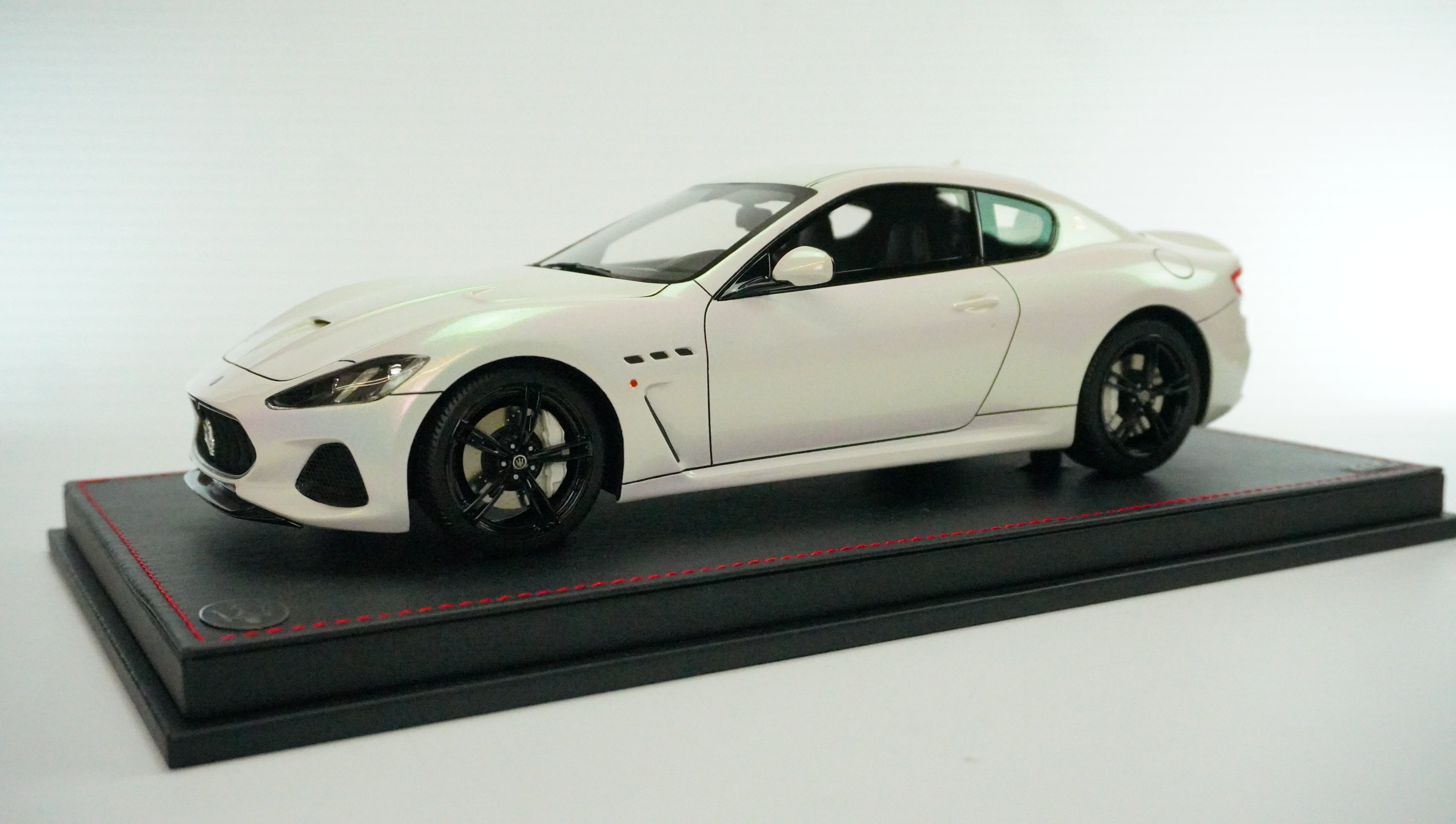 Maserati Gran Tourismo MC Limited (incl. Showcase) 1:18