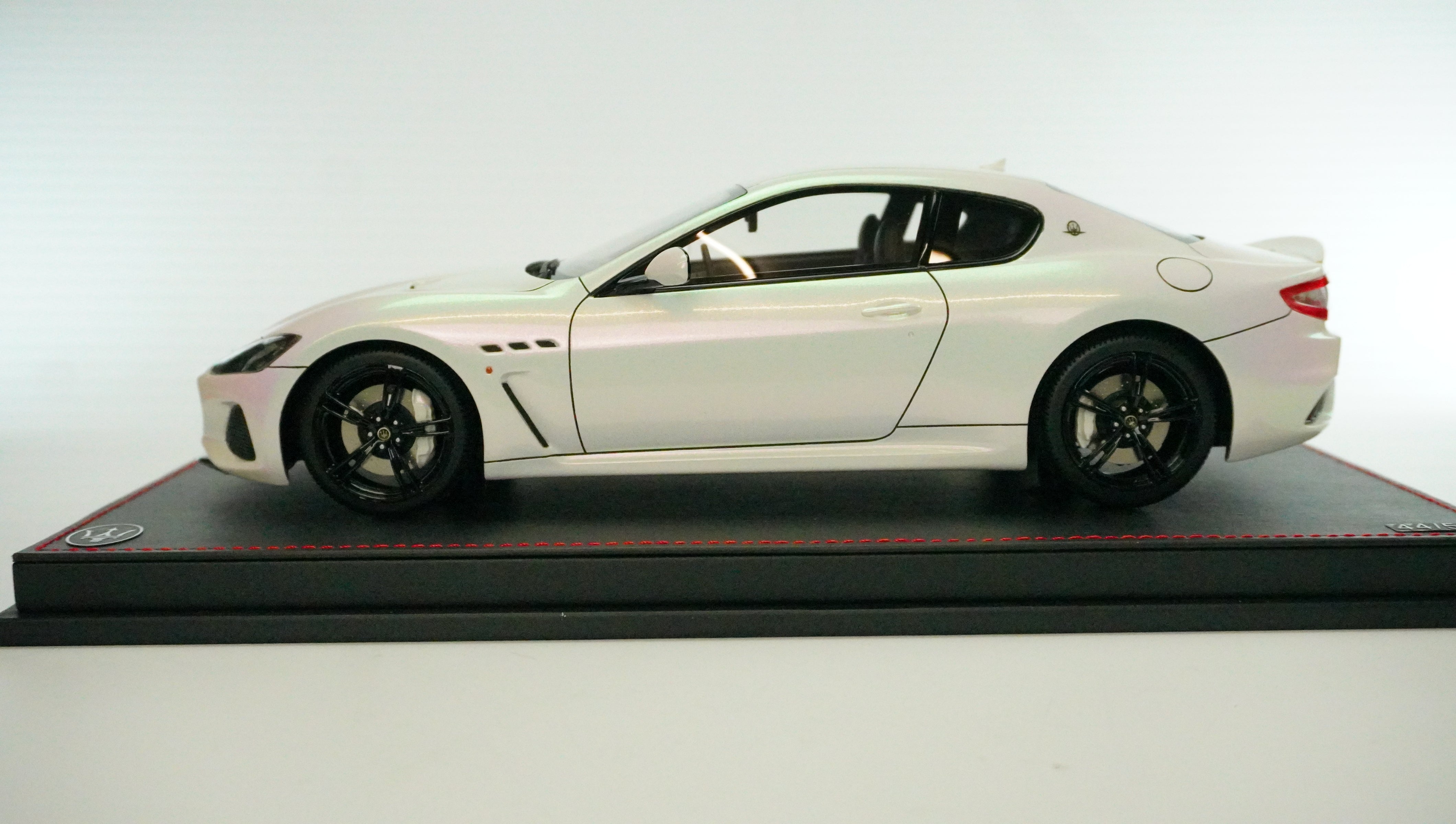 Maserati Gran Tourismo MC Limited (incl. Showcase) 1:18