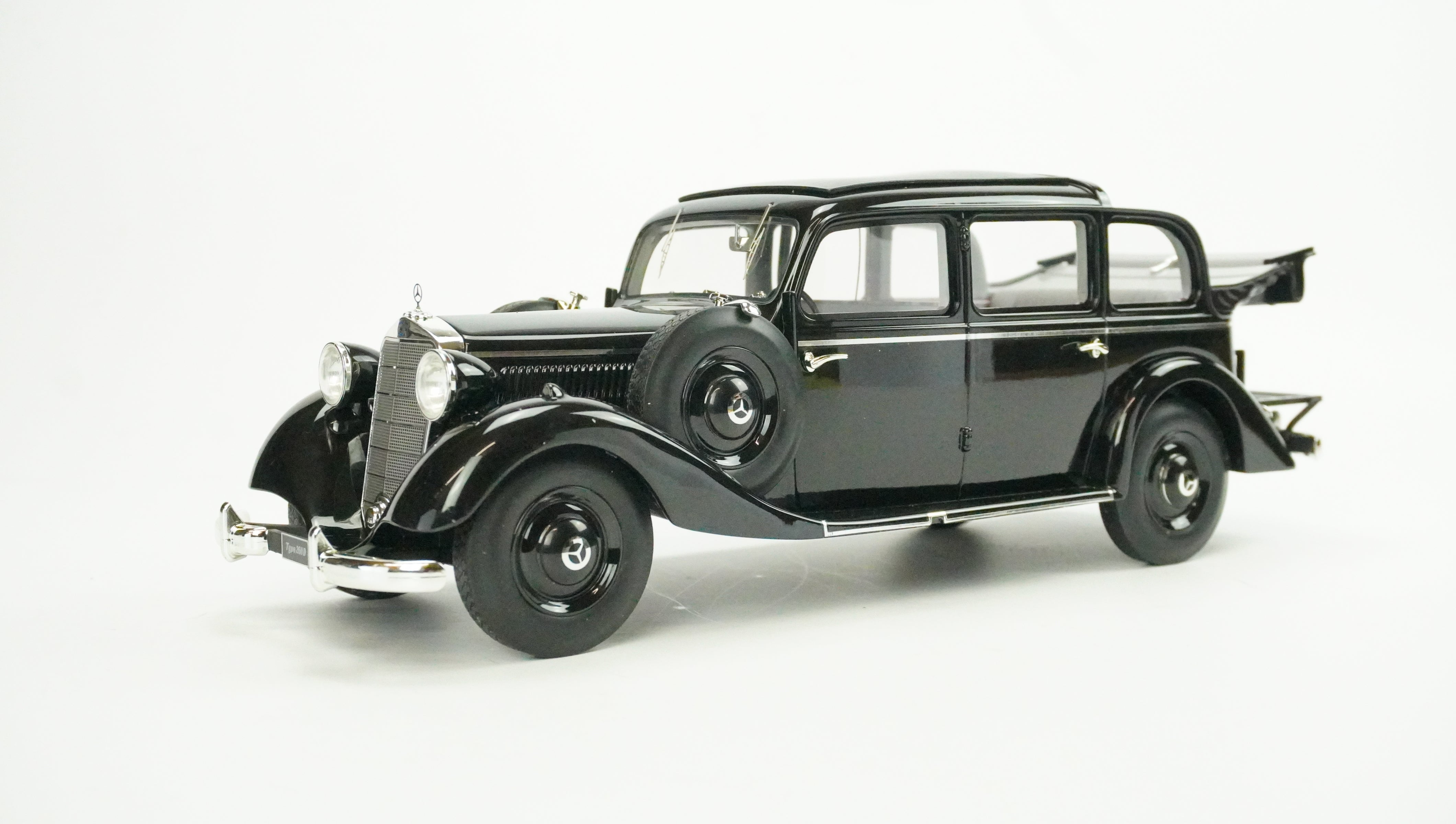 Mercedes Benz 2600 Pullman Landaulet 1936 1:18