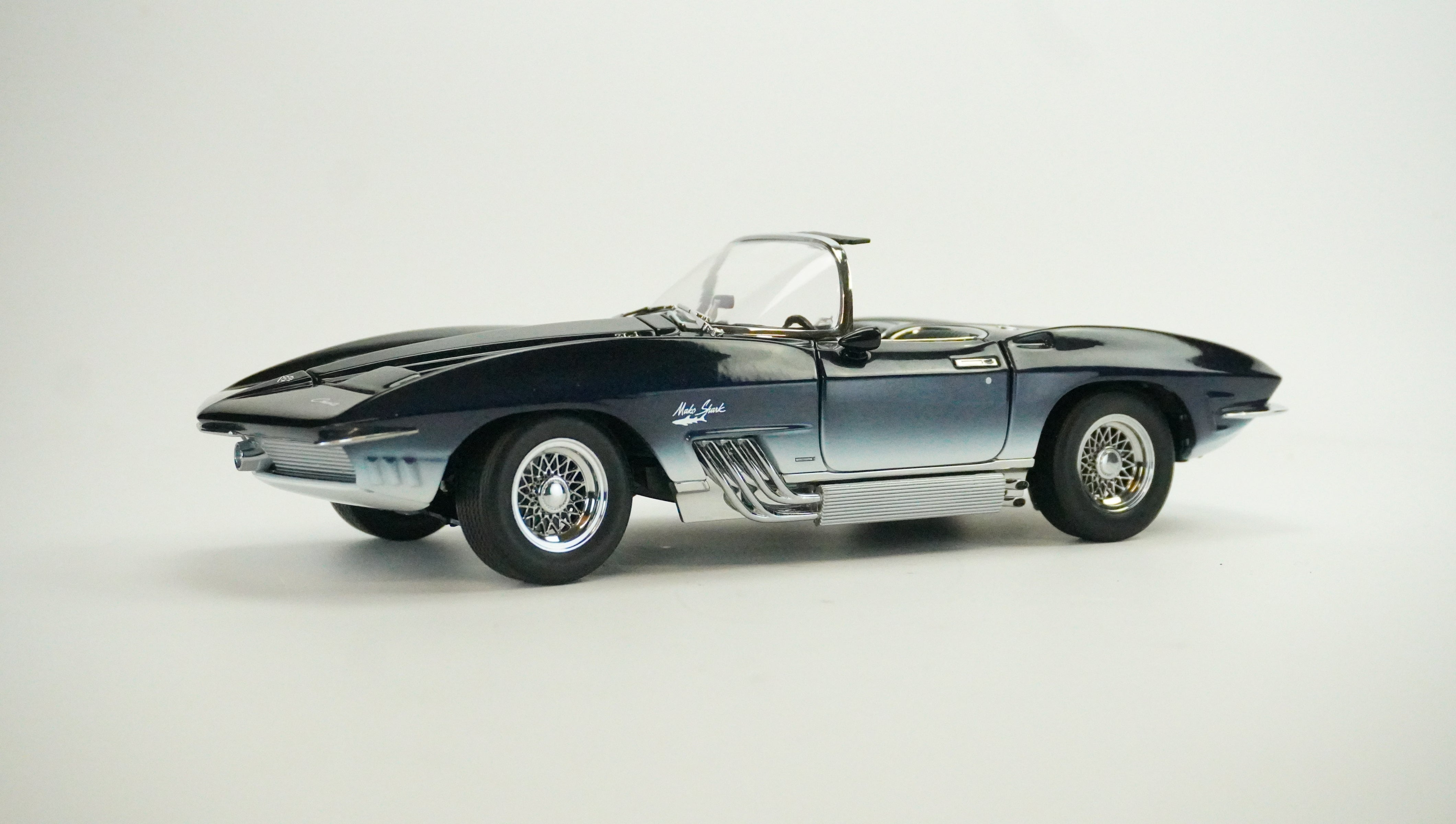 Chevrolet Corvette Shark Cabrio 1:18