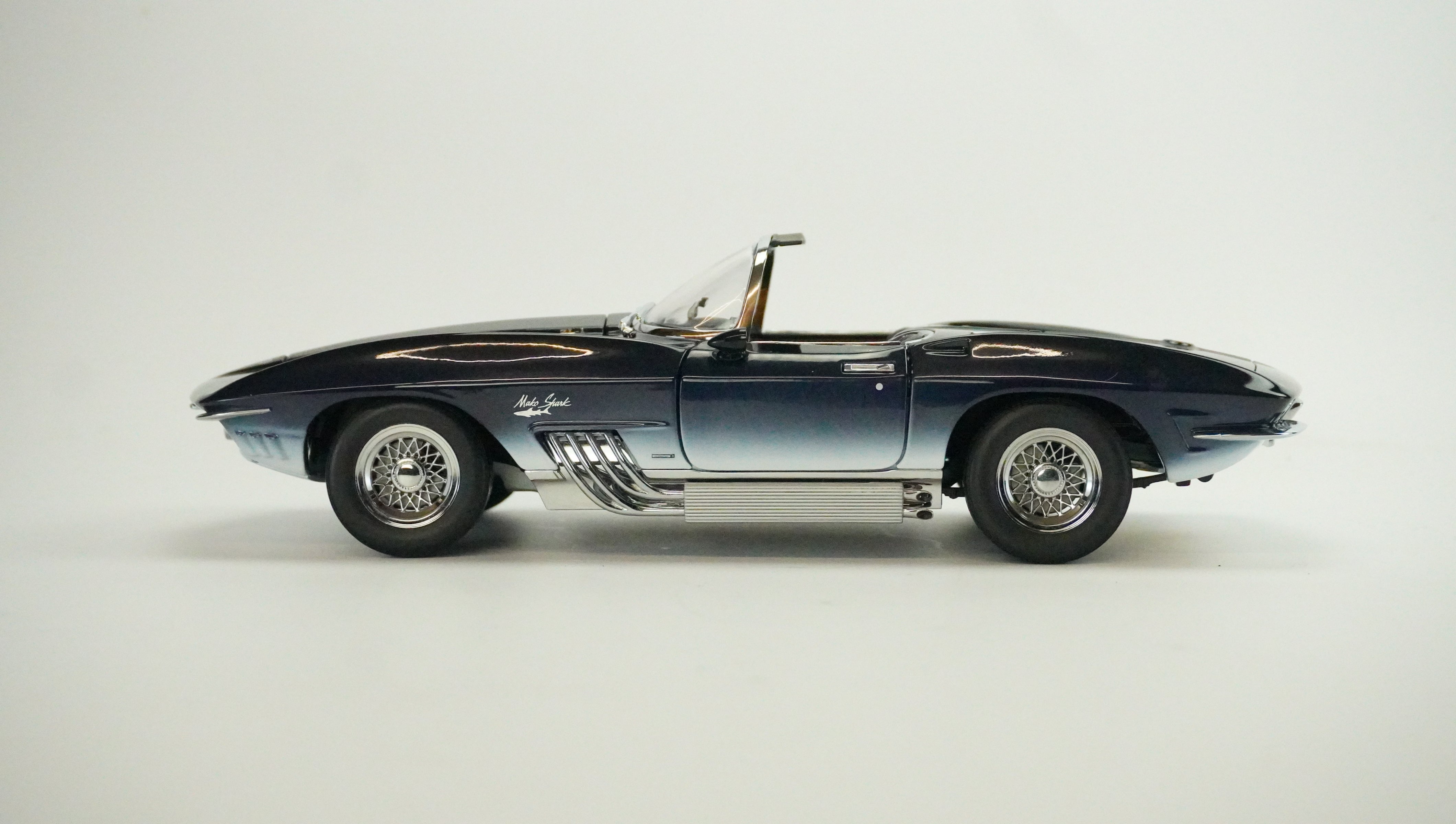 Chevrolet Corvette Shark Cabrio 1:18