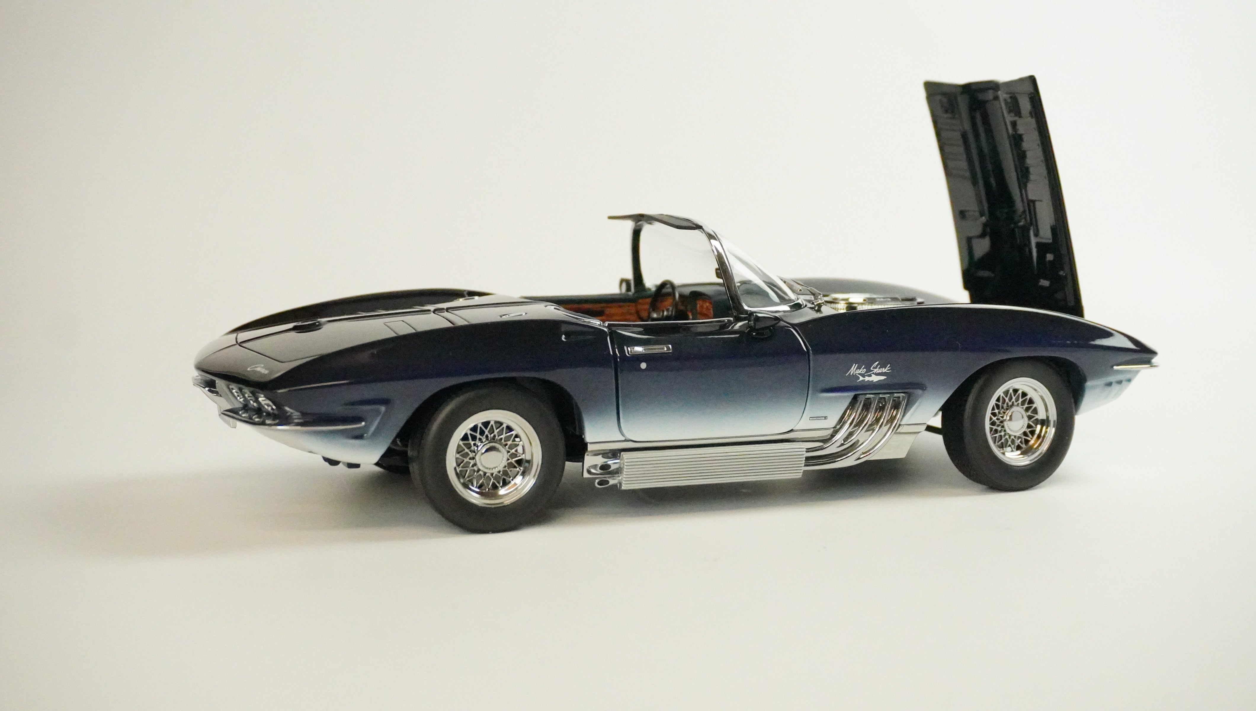 Chevrolet Corvette Shark Cabrio 1:18