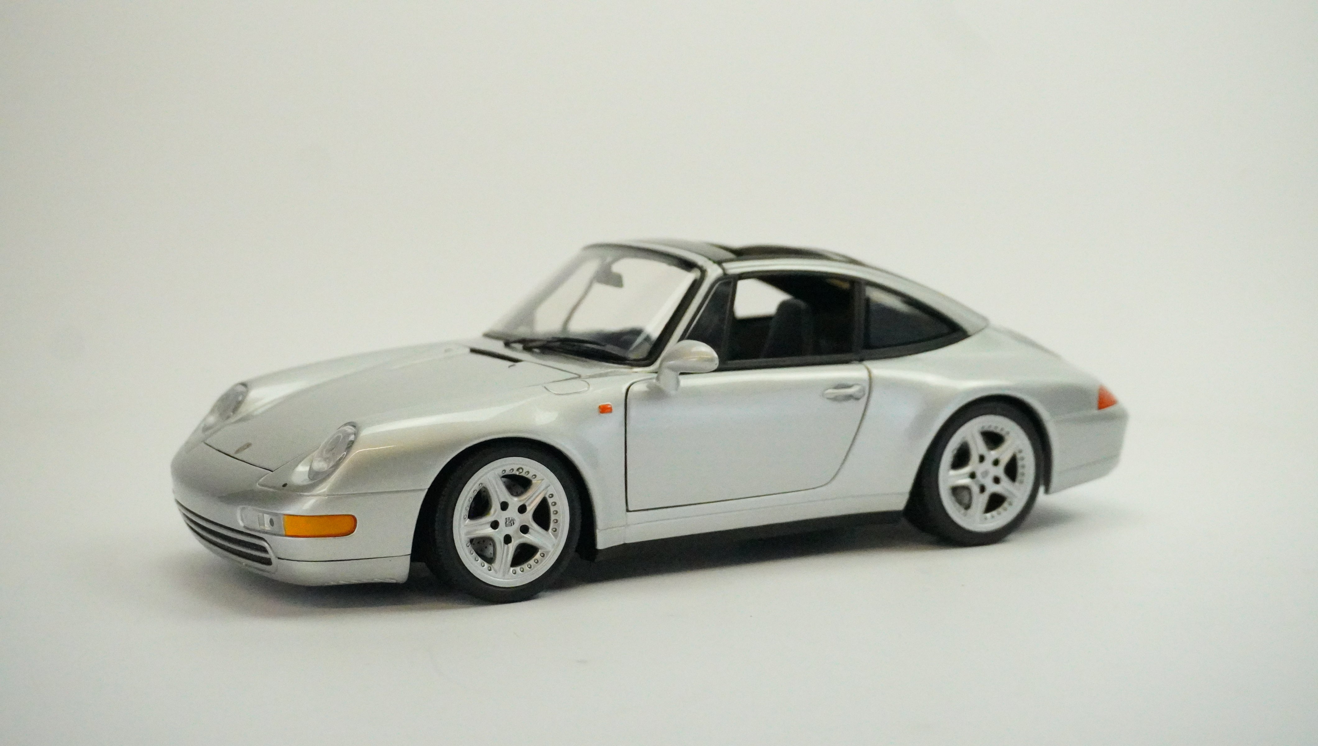 Porsche 911 (993) Carrera Targa 1997 1:18