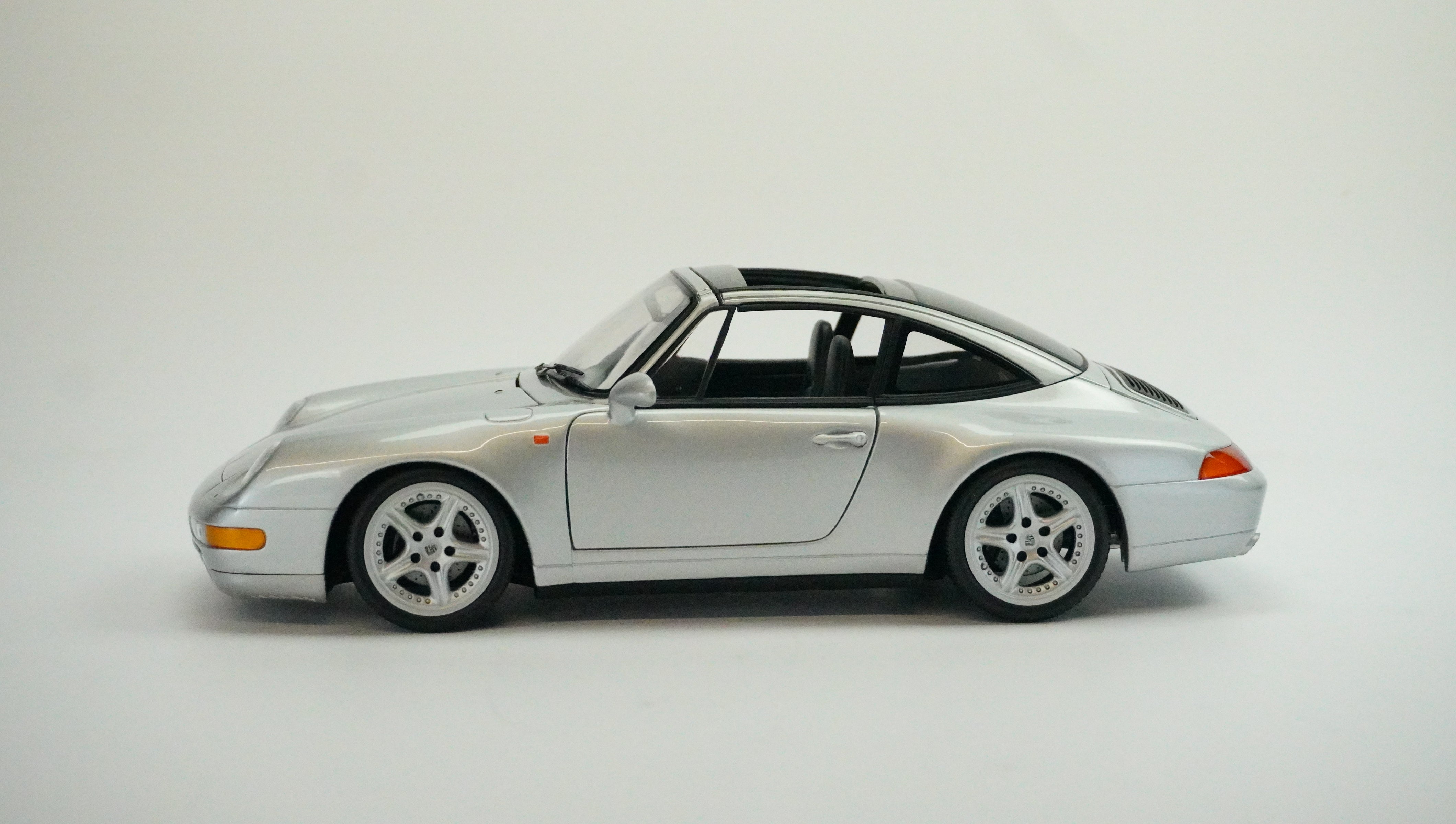Porsche 911 (993) Carrera Targa 1997 1:18