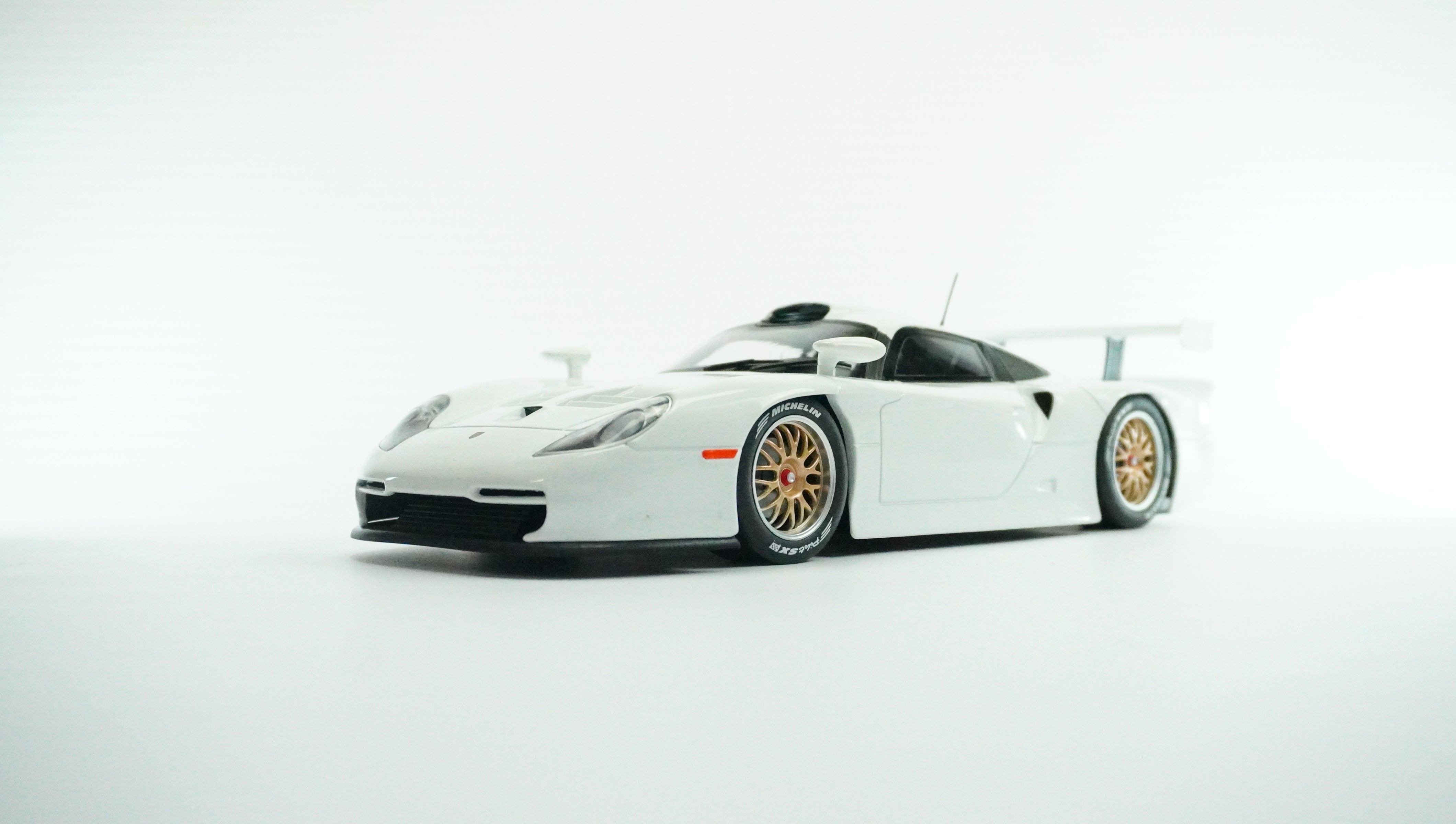 Porsche 911 GT1 Plain Body 1997 1:18
