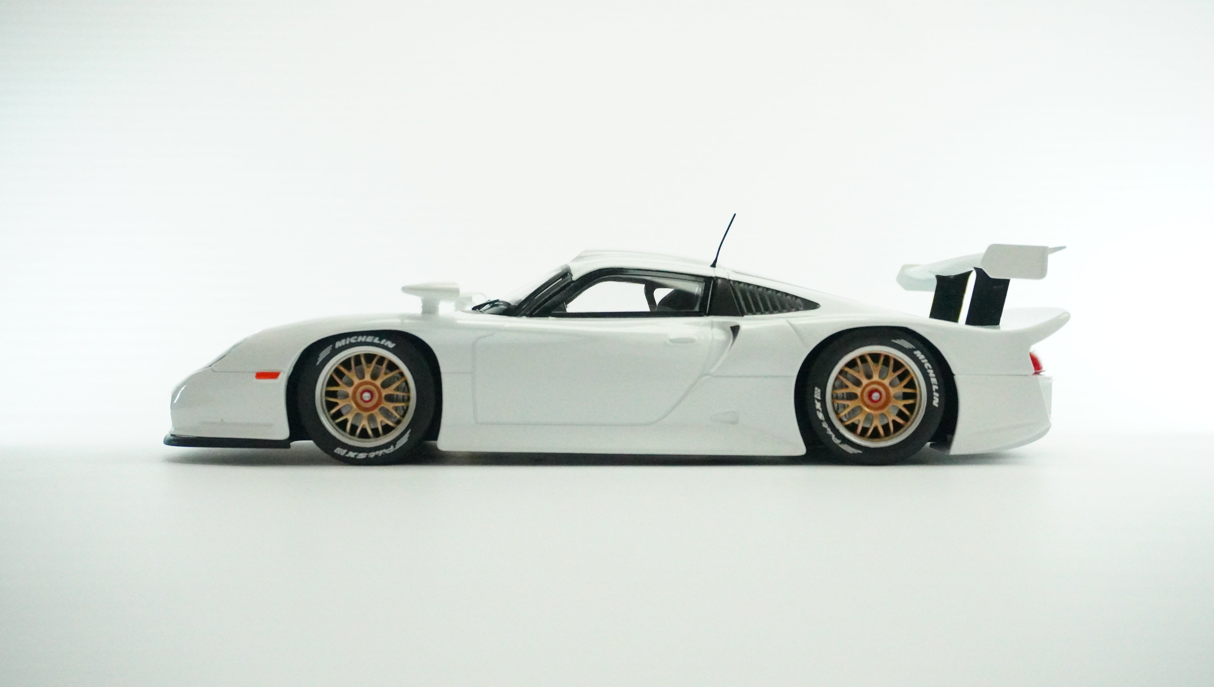 Porsche 911 GT1 Plain Body 1997 1:18