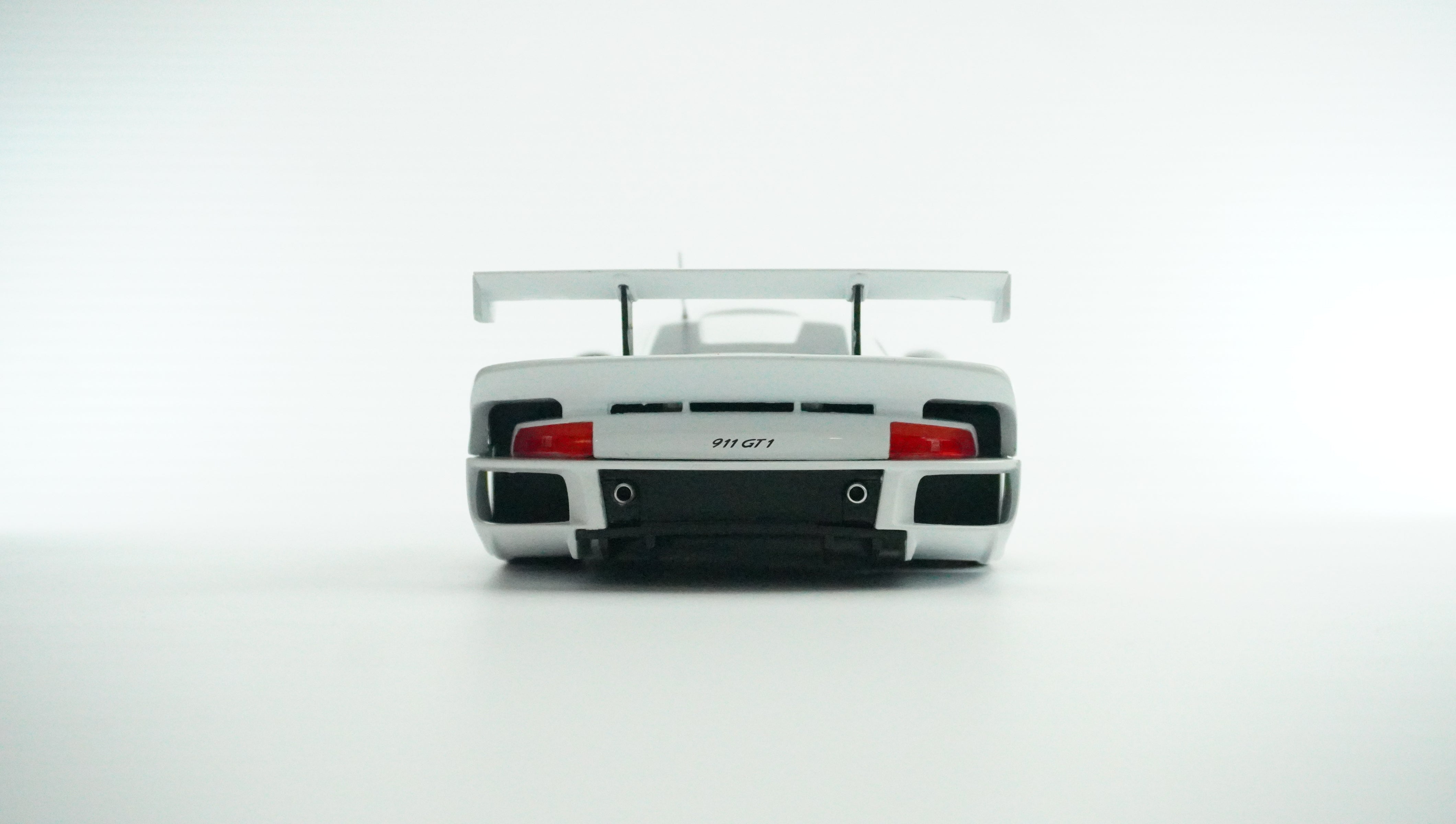 Porsche 911 GT1 Plain Body 1997 1:18